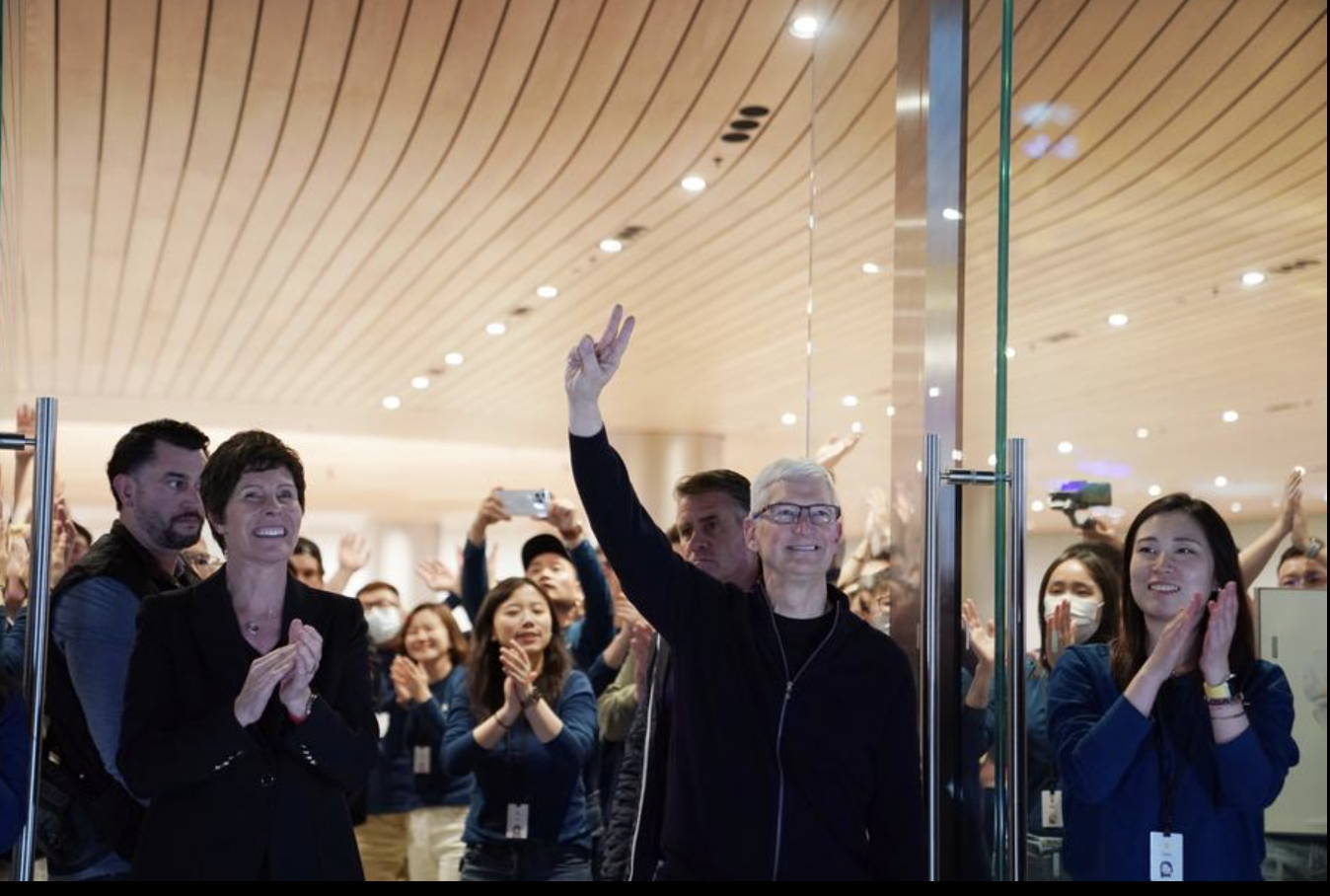 Thách thức mới chờ CEO Apple Tim Cook- Ảnh 2.