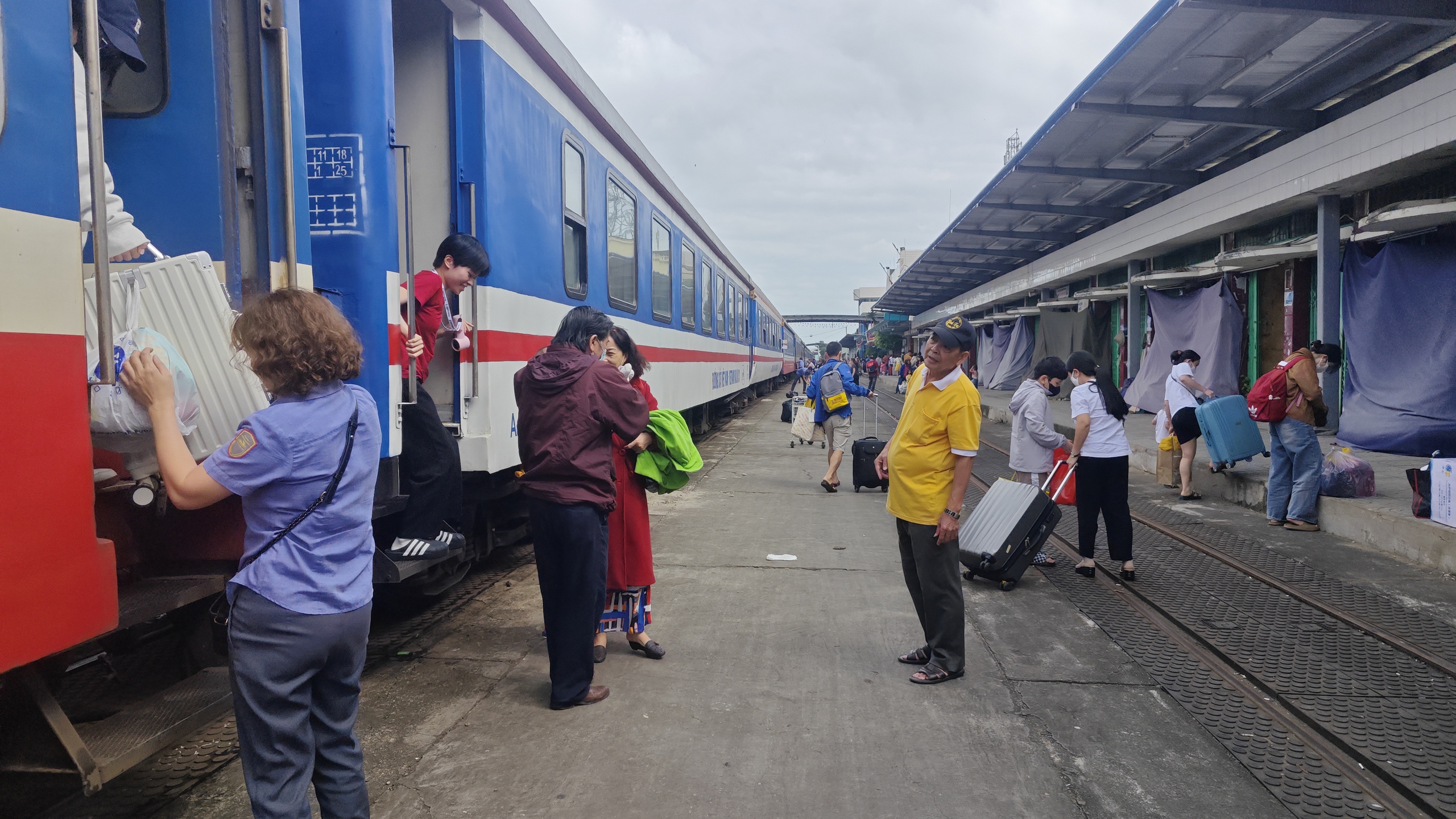 Chuyến "tàu lịch sự", không vội vã ngày cuối năm- Ảnh 8.