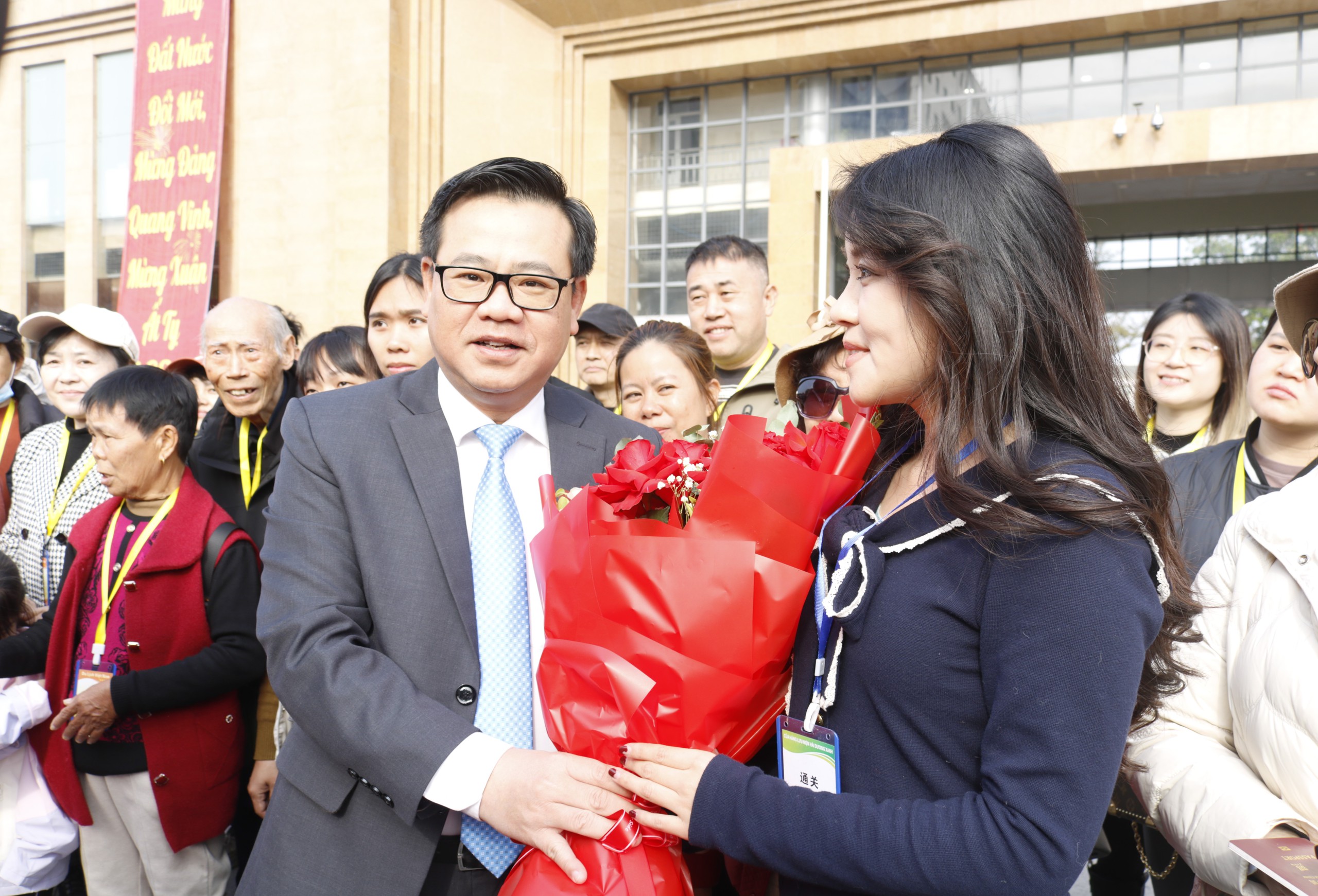 În prima zi de Tet, Poarta de Frontieră Internațională Mong Cai a primit peste 12.000 de vizitatori care au intrat în țară - Fotografia 1. Mùng 1 Tết, Cửa khẩu quốc tế Móng Cái đón trên 12 ngàn du khách nhập cảnh- Ảnh 1.