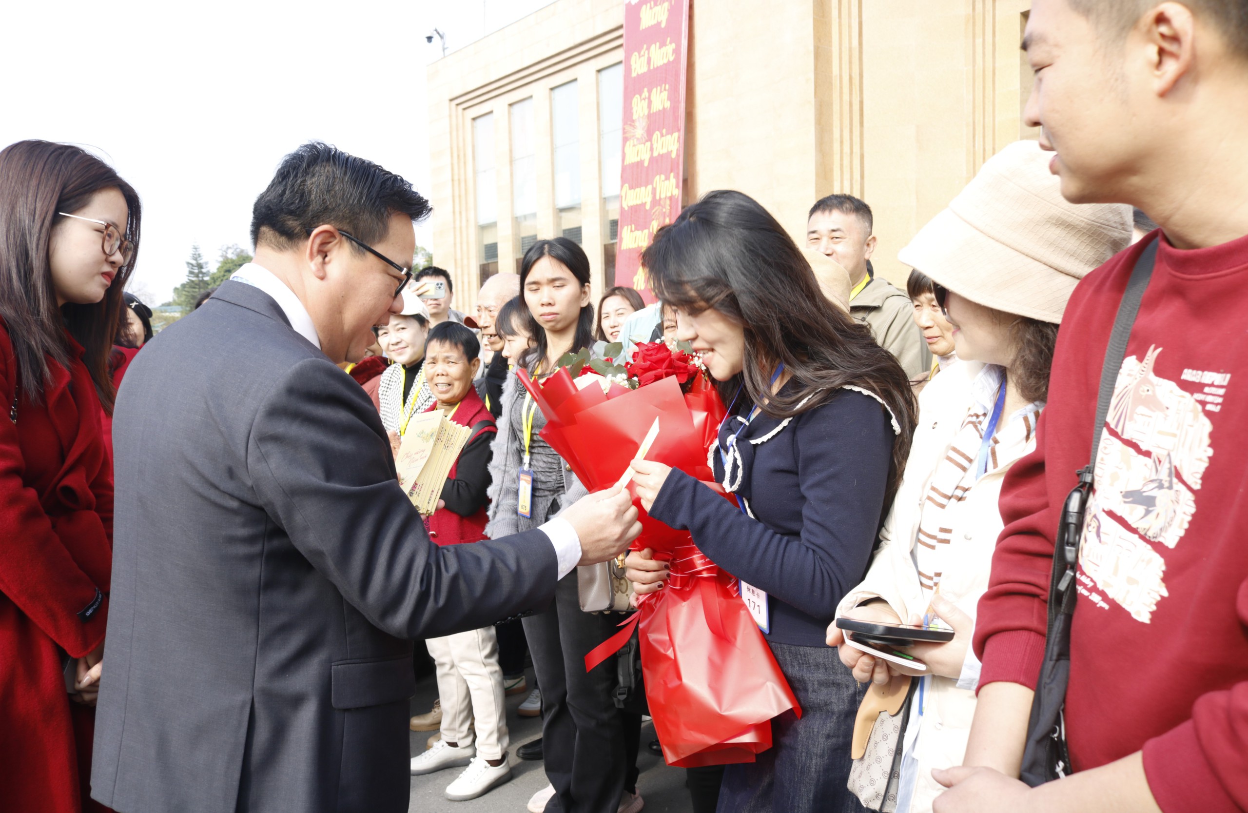 În prima zi de Tet, Poarta de Frontieră Internațională Mong Cai a primit peste 12.000 de vizitatori care au intrat în țară - Fotografia 2. Mùng 1 Tết, Cửa khẩu quốc tế Móng Cái đón trên 12 ngàn du khách nhập cảnh- Ảnh 2.