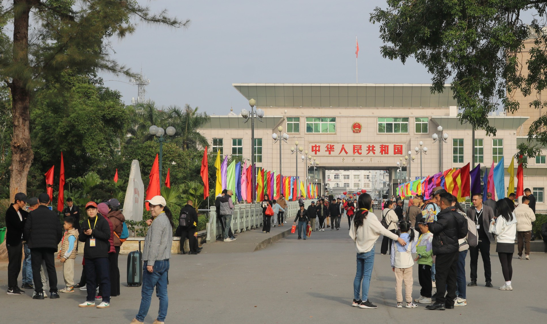 În prima zi de Tet, Poarta de Frontieră Internațională Mong Cai a primit peste 12.000 de vizitatori care au intrat în țară - Fotografia 3. Mùng 1 Tết, Cửa khẩu quốc tế Móng Cái đón trên 12 ngàn du khách nhập cảnh- Ảnh 3.
