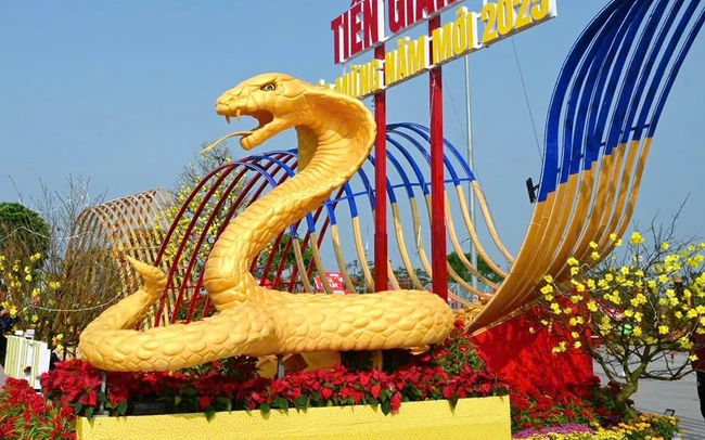 Linh vật ngựa vàng Tết Bính Ngọ đầu tiên tại sân bay Đà Nẵng - Ảnh 3.