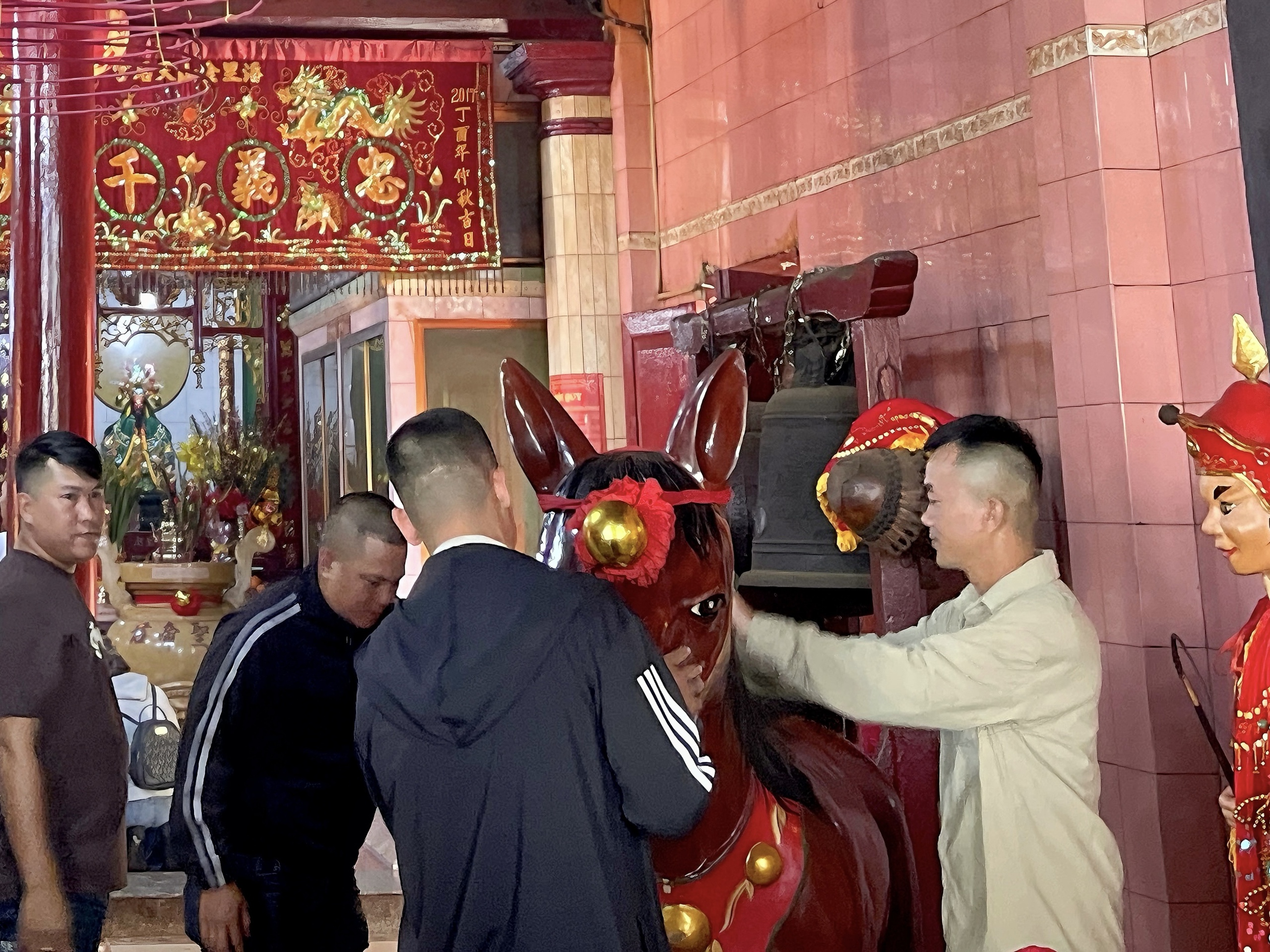 Viếng Kim Sơn Thiên Hậu Cung gần 300 năm tuổi bên dòng sông Lũy- Ảnh 12. Viếng Kim Sơn Thiên Hậu Cung gần 300 năm tuổi bên dòng sông Lũy- Ảnh 12.