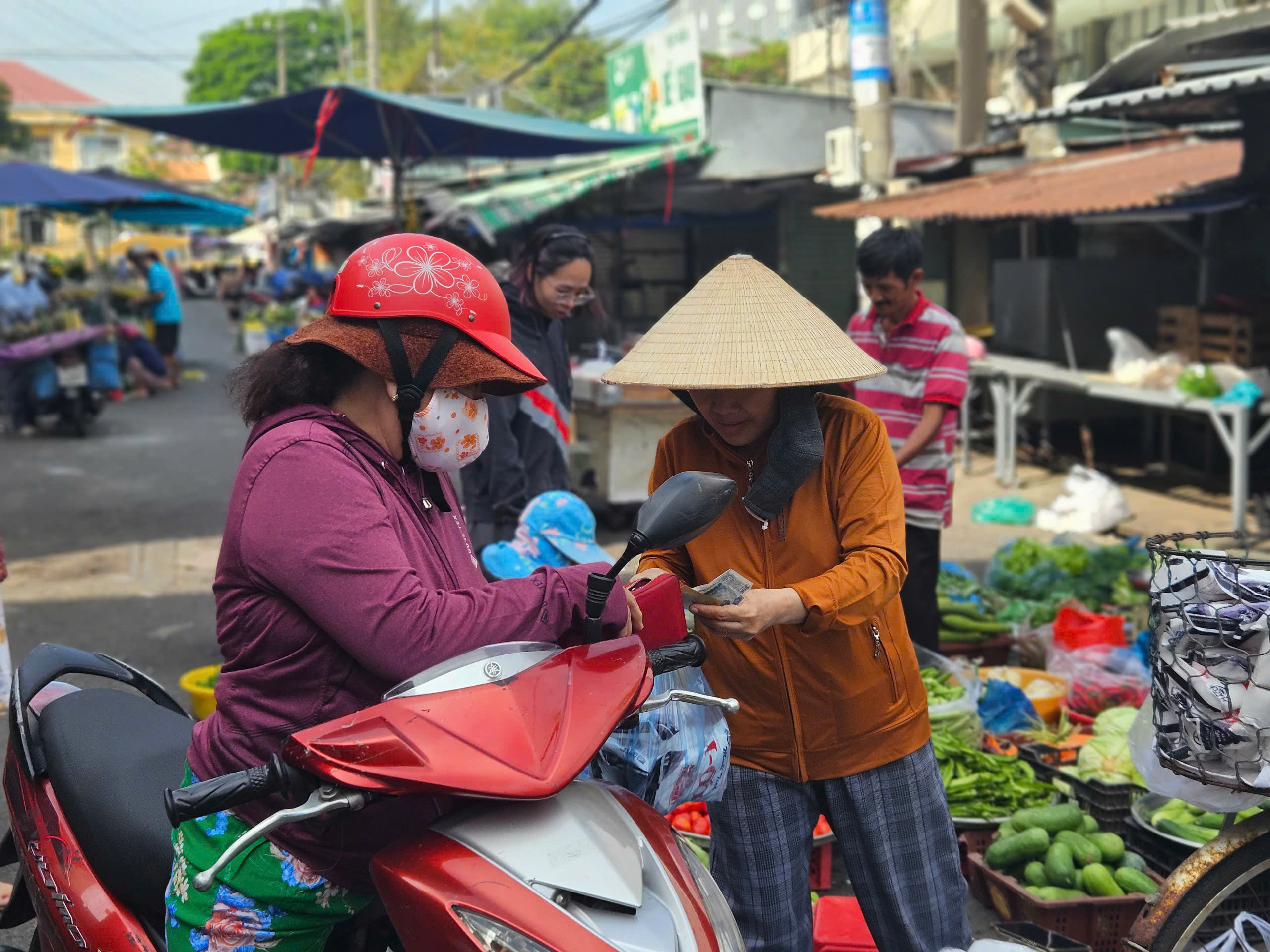 Siêu thị, chợ mùng 2 Tết: Khách "lao vào" quầy thực phẩm tươi sống- Ảnh 11.