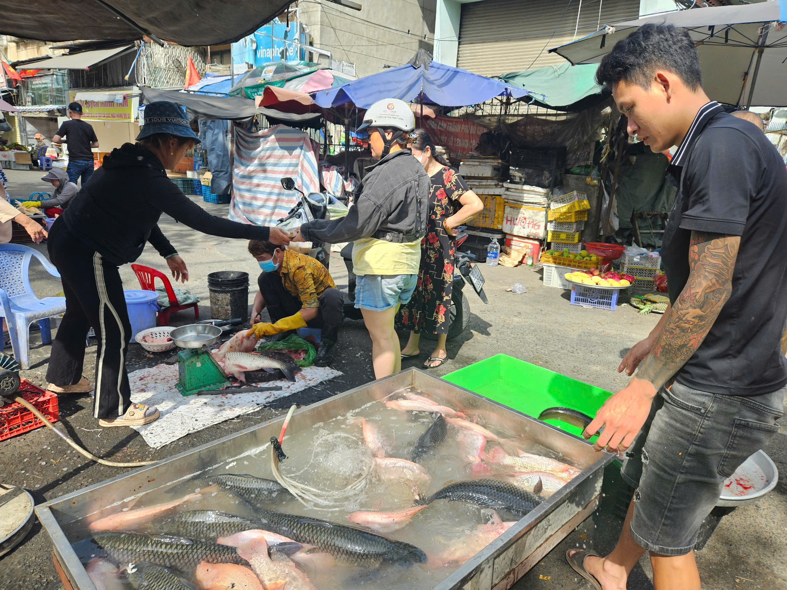 Siêu thị, chợ mùng 2 Tết: Khách "lao vào" quầy thực phẩm tươi sống- Ảnh 10.