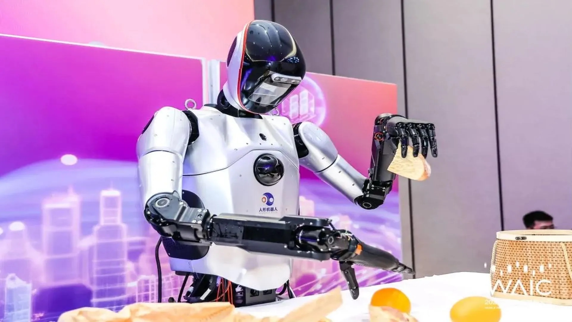 Robot hình người vào kỷ nguyên "vàng", cạnh tranh khốc liệt- Ảnh 2. Robot hình người vào kỷ nguyên "vàng", cạnh tranh khốc liệt- Ảnh 2.