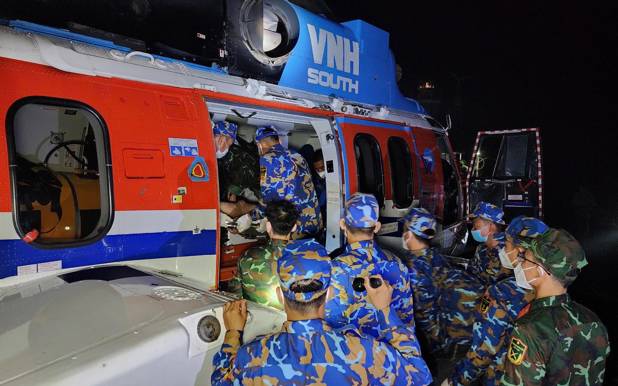 Trực thăng qu&acirc;n đội đưa bệnh nh&acirc;n nguy kịch từ đảo Nam Yết về đất liền an to&agrave;n - Ảnh 6.