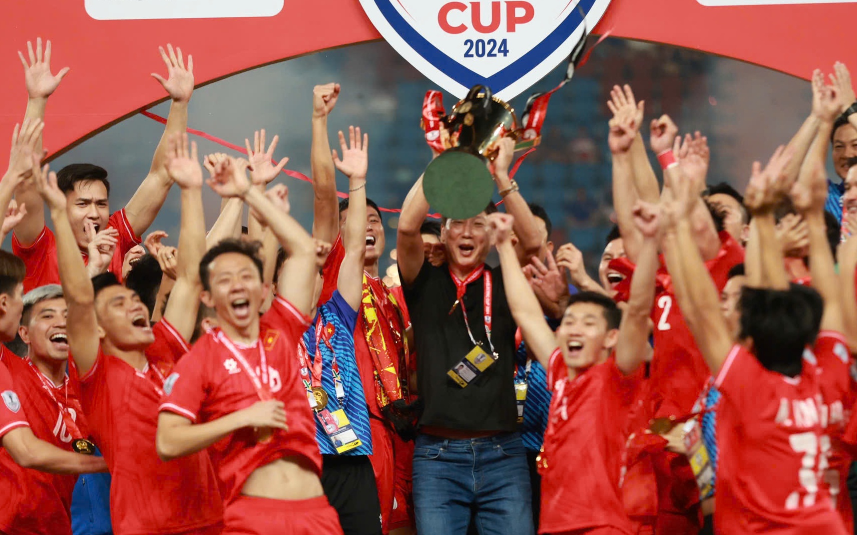 Việt Nam vô địch ASEAN Cup, báo Hàn Quốc khen HLV Kim Sang-sik hết lời