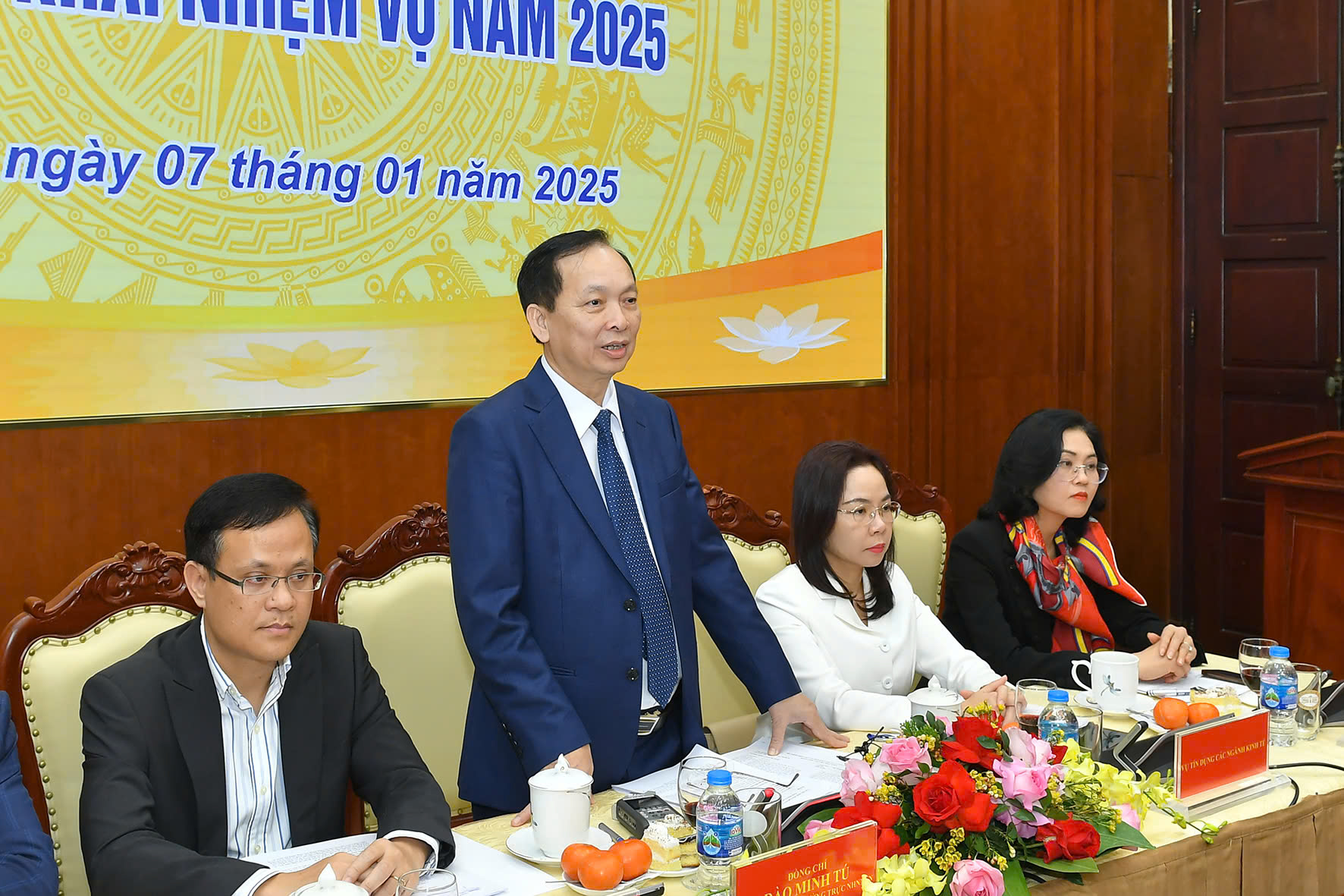 Năm 2024, ngân hàng đã bơm ra nền kinh tế 2,1 triệu tỉ đồng- Ảnh 1. Năm 2024, ngân hàng đã bơm ra nền kinh tế 2,1 triệu tỉ đồng- Ảnh 1.