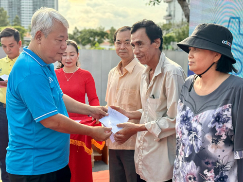 Ông Võ Khắc Thái, Chủ tịch LĐLĐ TP HCM, trao quà cho người lao động gặp khó khăn Ảnh: KHẢI MINH