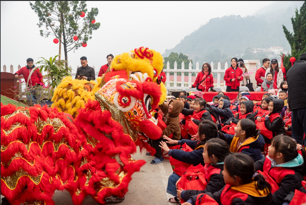 Chi Pu đi cùng “CHIN-SU Một Triệu bữa cơm có thịt” mang Tết tưng bừng đến vùng cao- Ảnh 2.