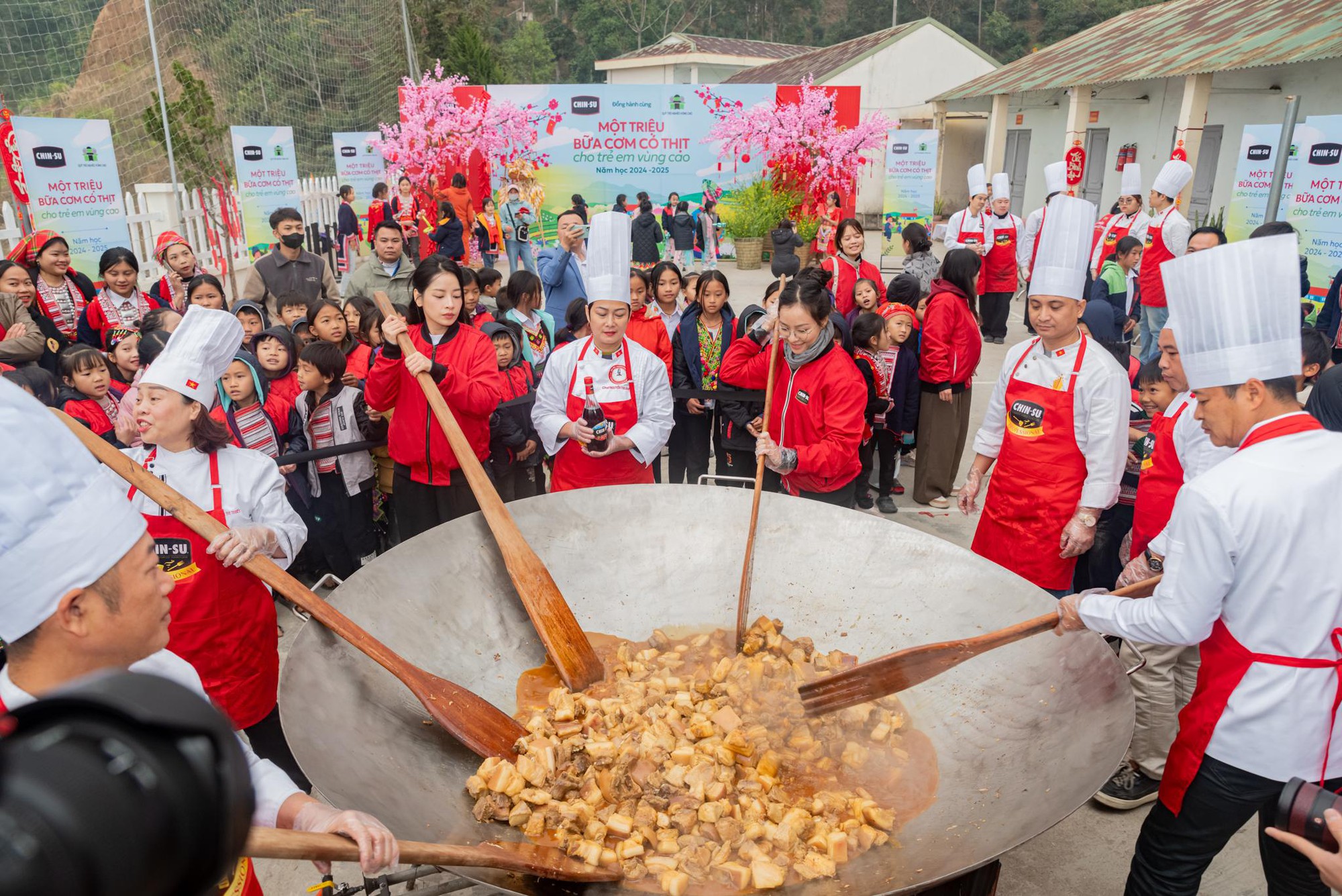 Chi Pu đi cùng “CHIN-SU Một Triệu bữa cơm có thịt” mang Tết tưng bừng đến vùng cao- Ảnh 7.