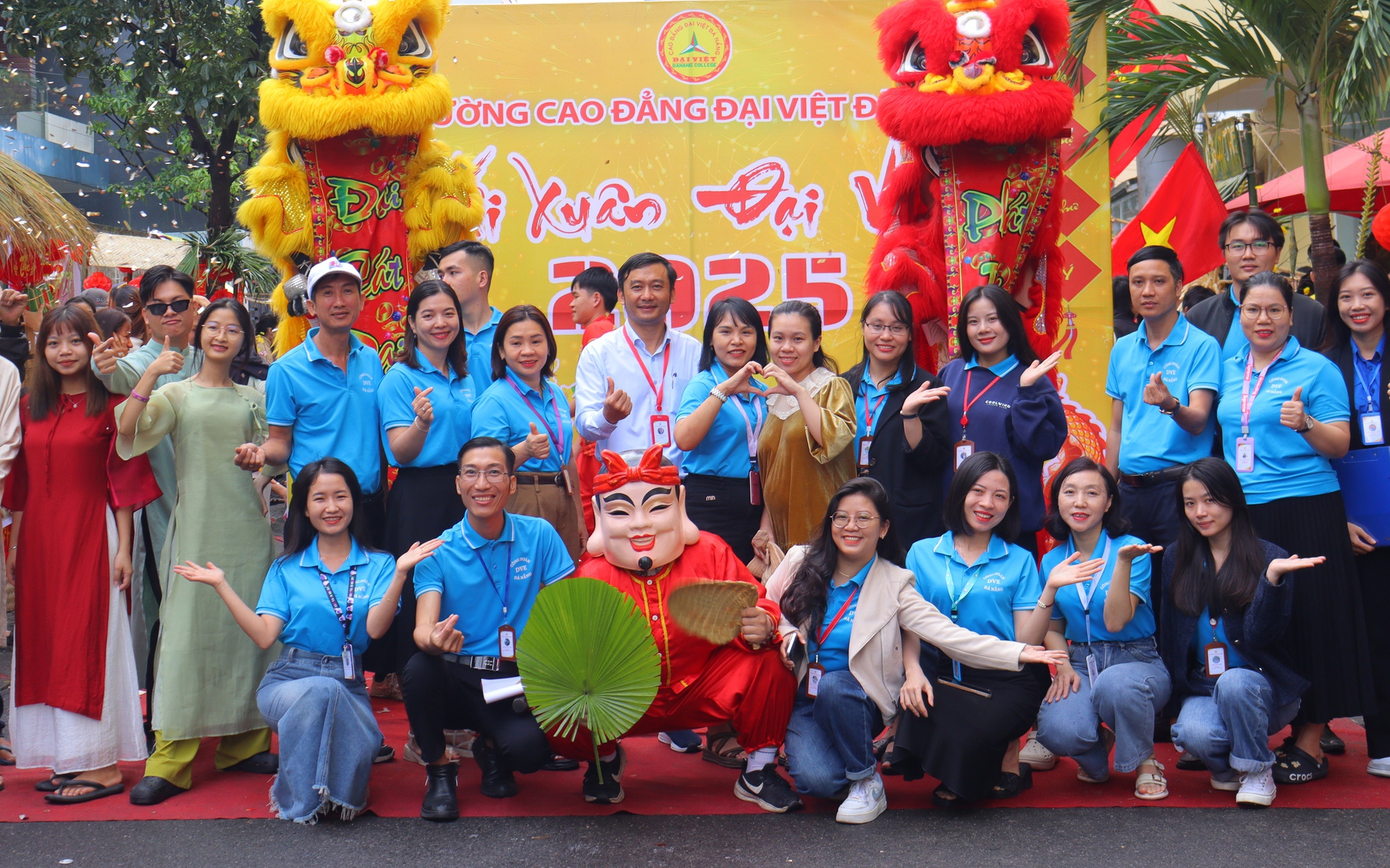 Thời trang tái chế, tài năng trẻ “đốt nóng” Ngày hội chào tân sinh viên Đại Việt Đà Nẵng - Ảnh 6.