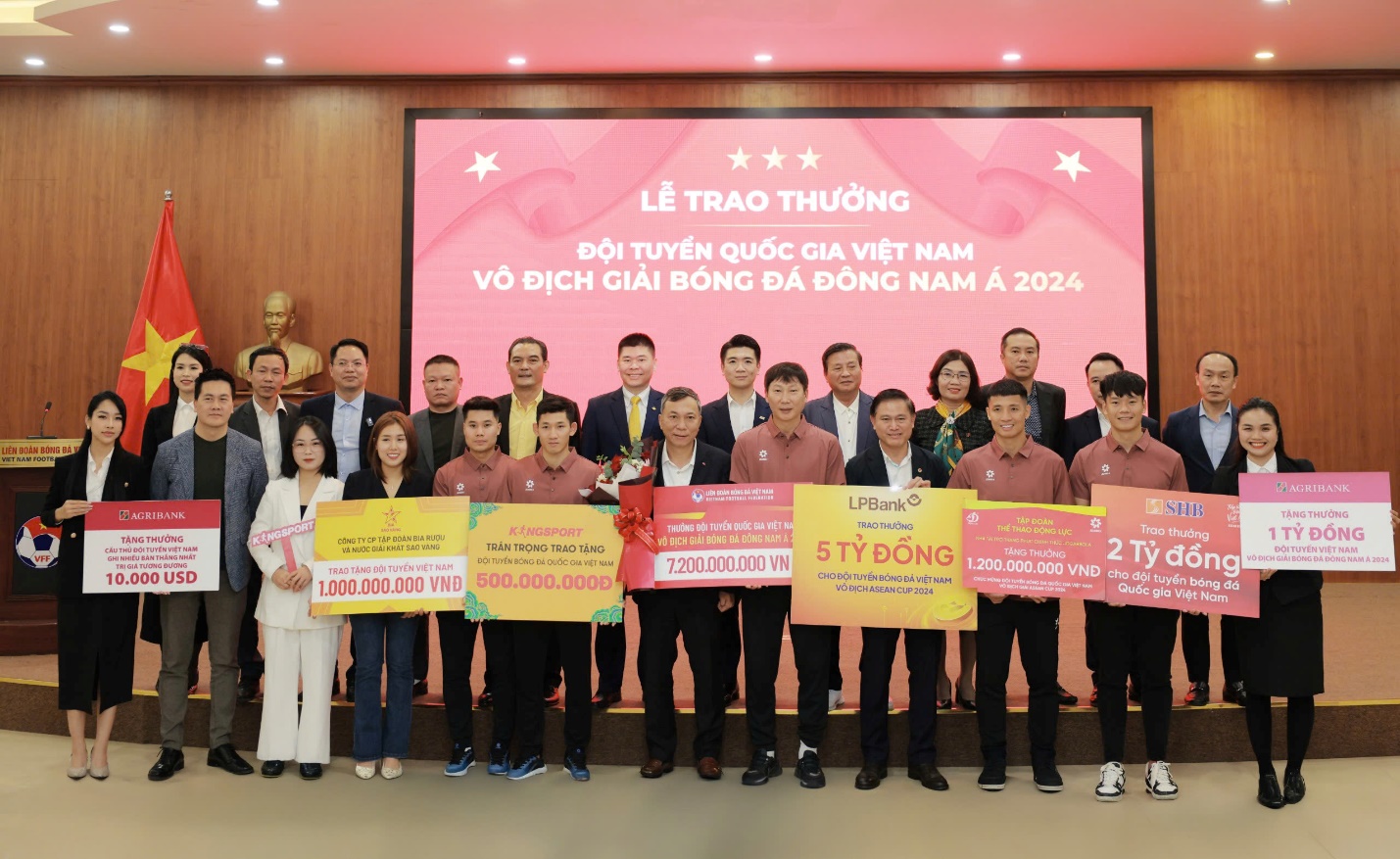 LPBank trao thưởng 5 tỉ đồng, đồng hành cùng Đội tuyển Bóng đá Việt Nam đăng quang ASEAN CUP 2024- Ảnh 2.