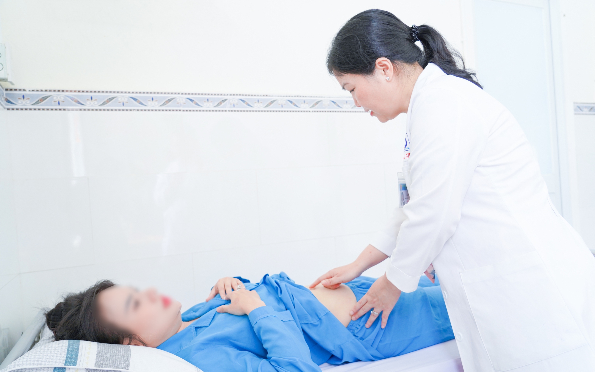 Bị u xơ tử cung l&uacute;c mang thai, 3 lần l&ecirc;n b&agrave;n mổ để giữ con - Ảnh 2.