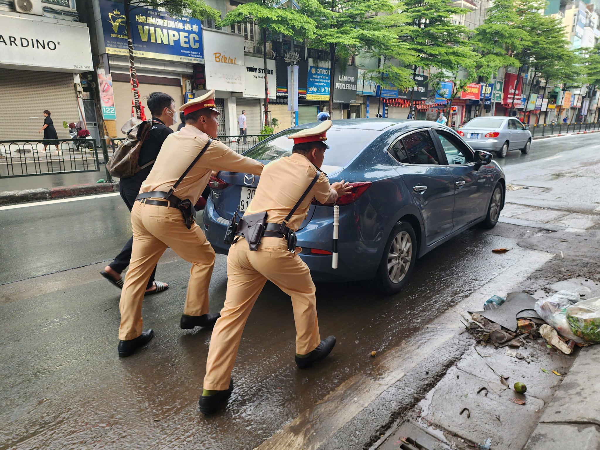 CSGT hỗ trợ người dân vượt điểm ngập nước tại Hà Nội trong Mưa lớn - Ảnh 3.