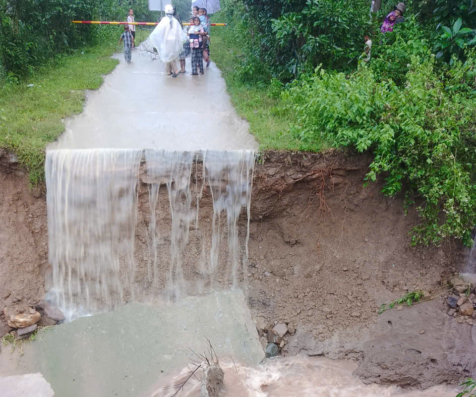 Sập cống liên hợp tại La Lay: Hơn 1 . 800 Người dân bị chia cắt - Ảnh 2. Sập cống liên hợp tại La Lay: Hơn 1 . 800 Người dân bị chia cắt - Ảnh 2.