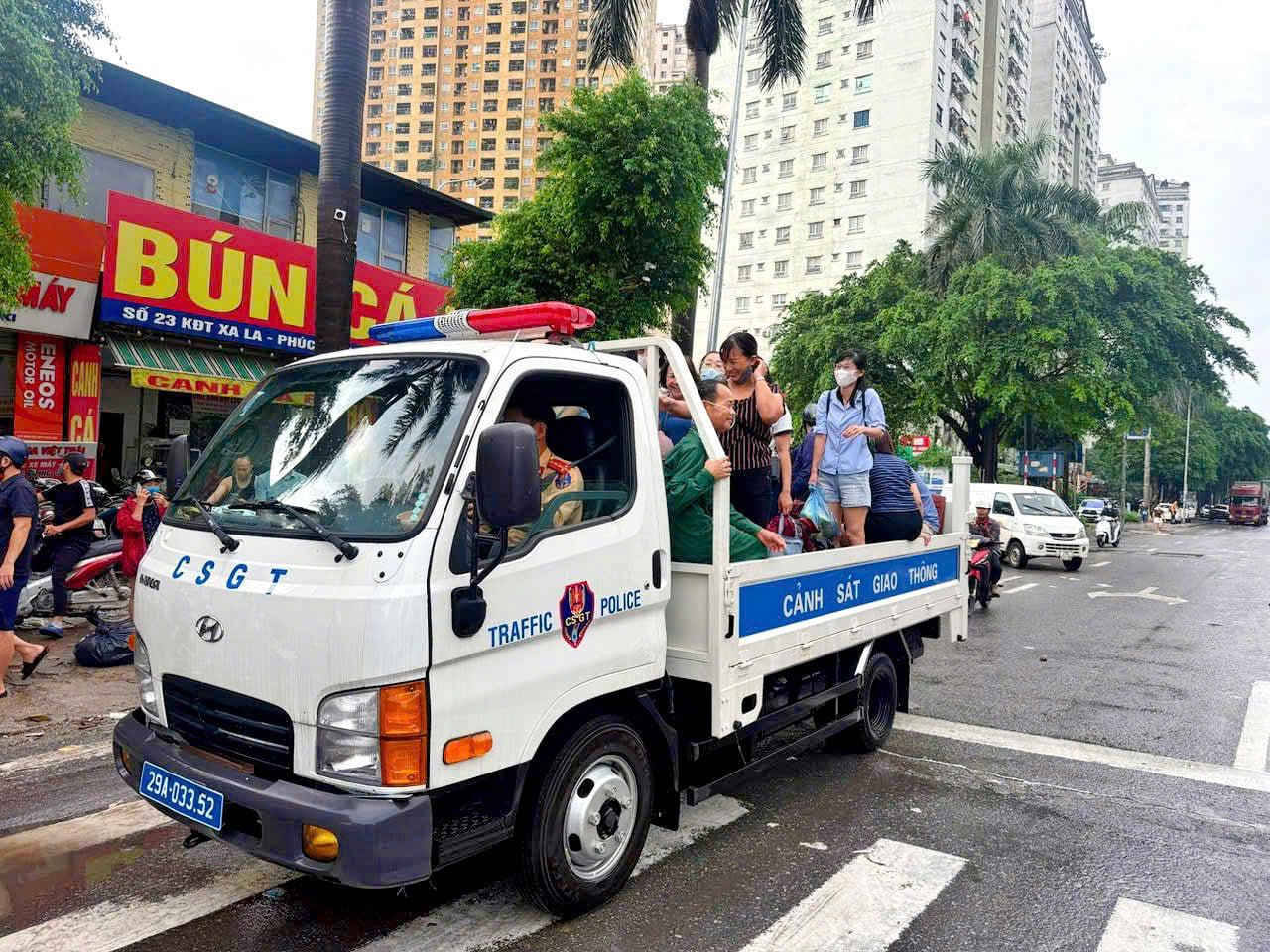 CSGT hỗ trợ người dân vượt điểm ngập nước tại Hà Nội trong Mưa lớn - Ảnh 2.