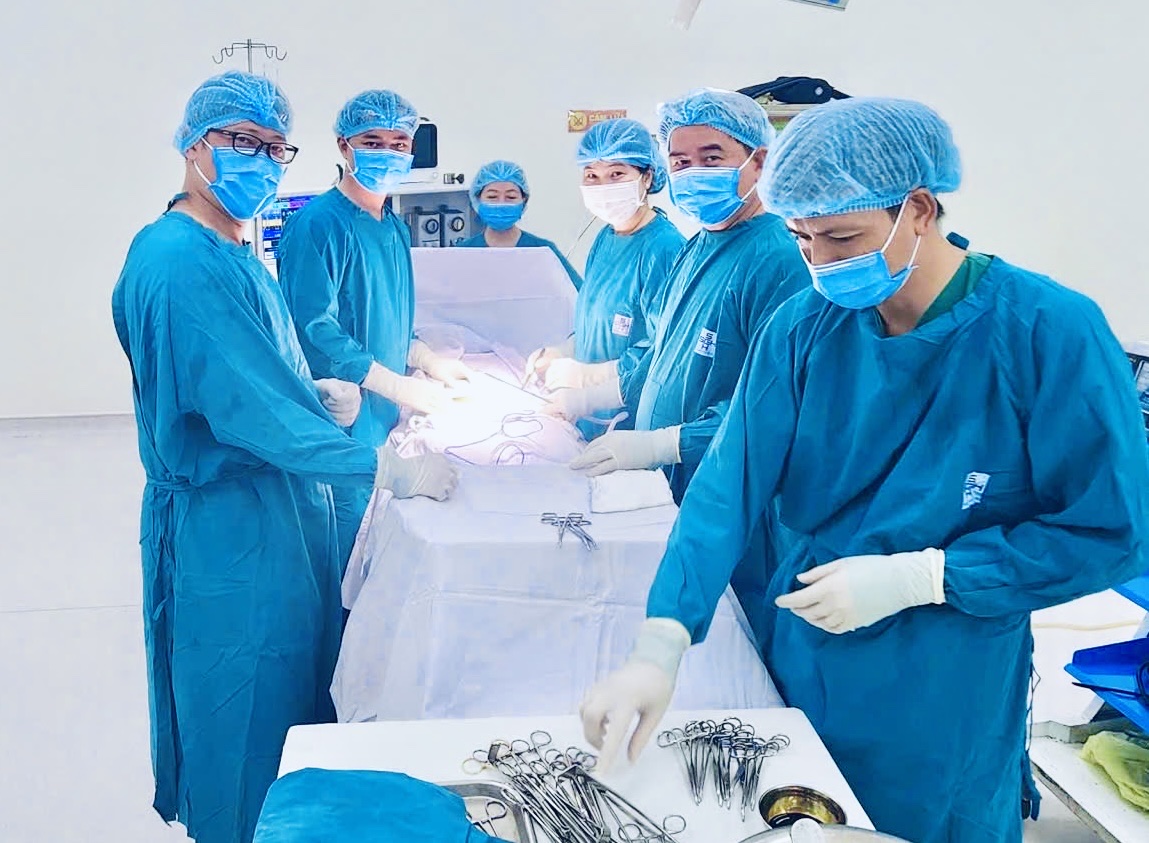 Từ nỗi lo phải cắt tử cung đến cái kết có hậu sau ca mổ u xơ tử cung cho cô gái trẻ - Ảnh 1.