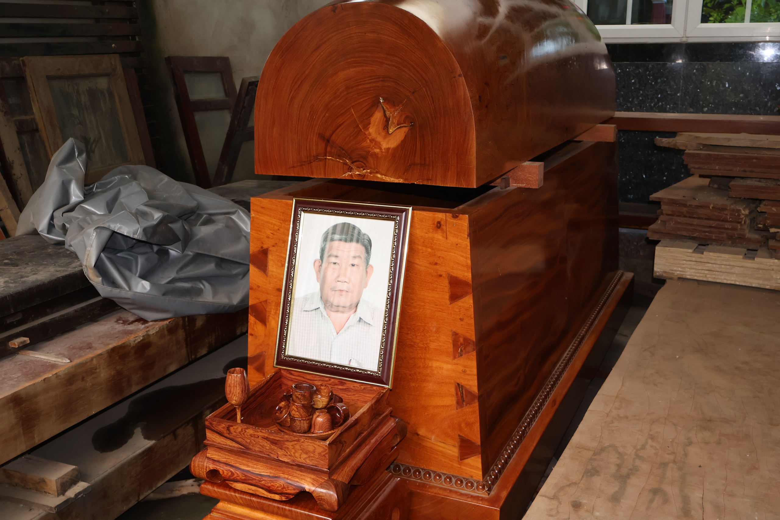 “Đóng quan tài để sống lâu” – chuyện lạ ở Sài Gòn  - Ảnh 2.