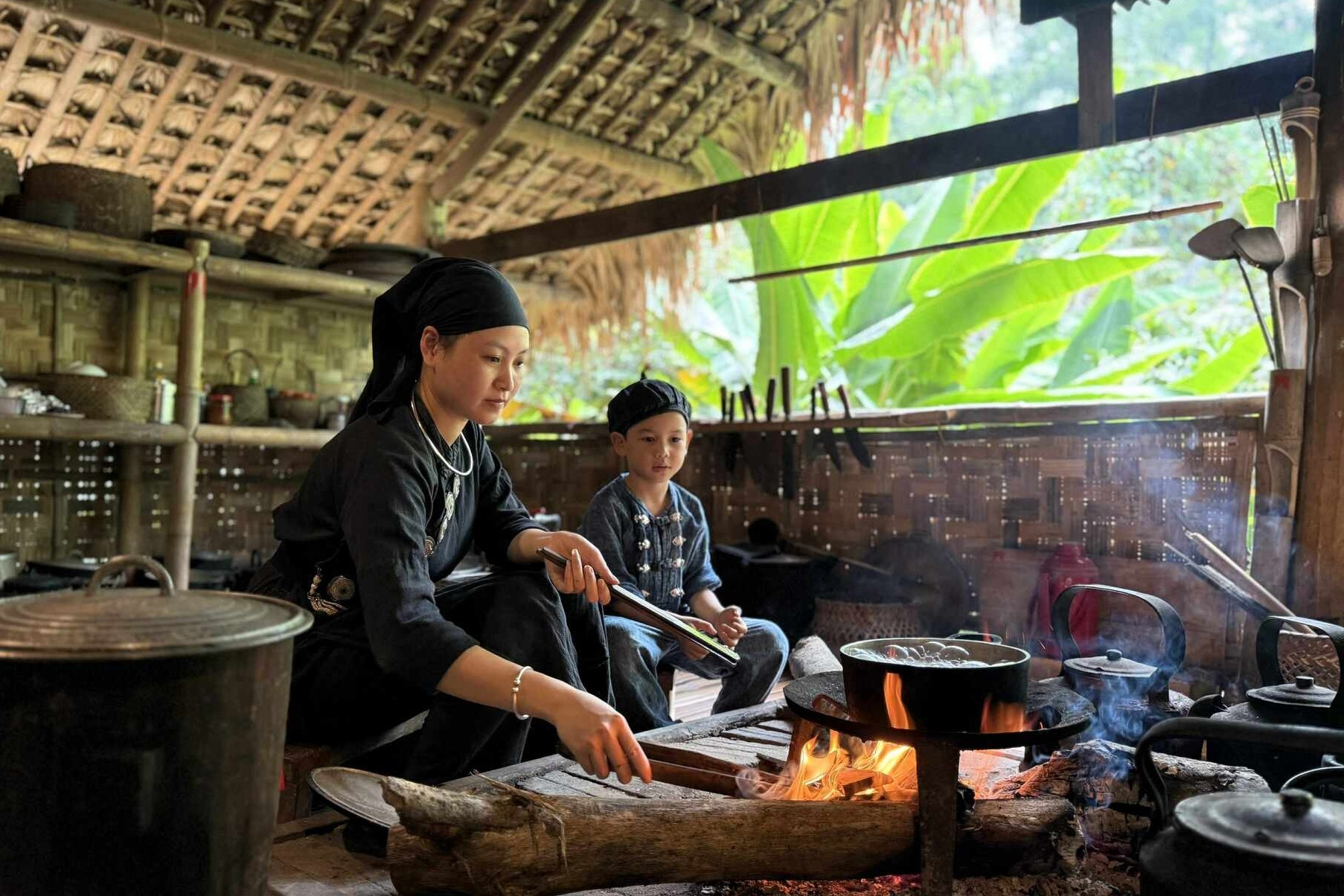 Khách Tây bất ngờ với món mì gà tần đen sẫm ở Hà Nội - Ảnh 11.