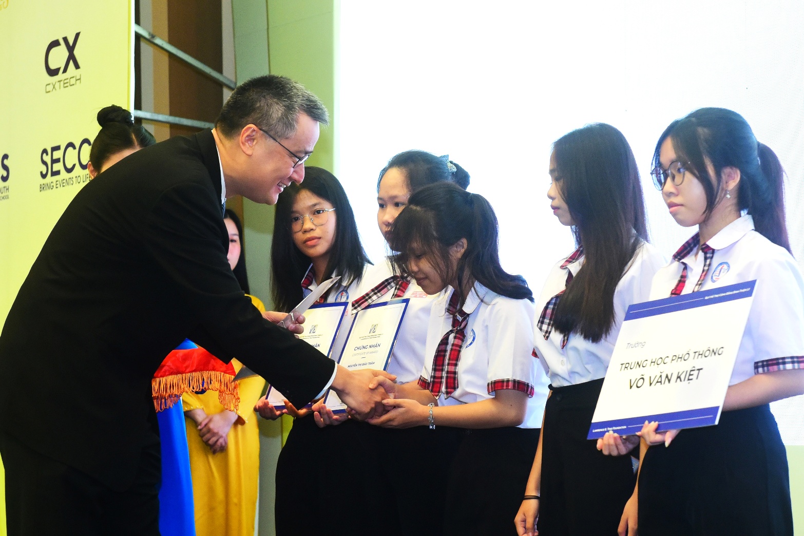 Quỹ Đinh Thiện Lý và Phú Mỹ Hưng trao gần 8,8 tỉ đồng học bổng và tài trợ- Ảnh 2.