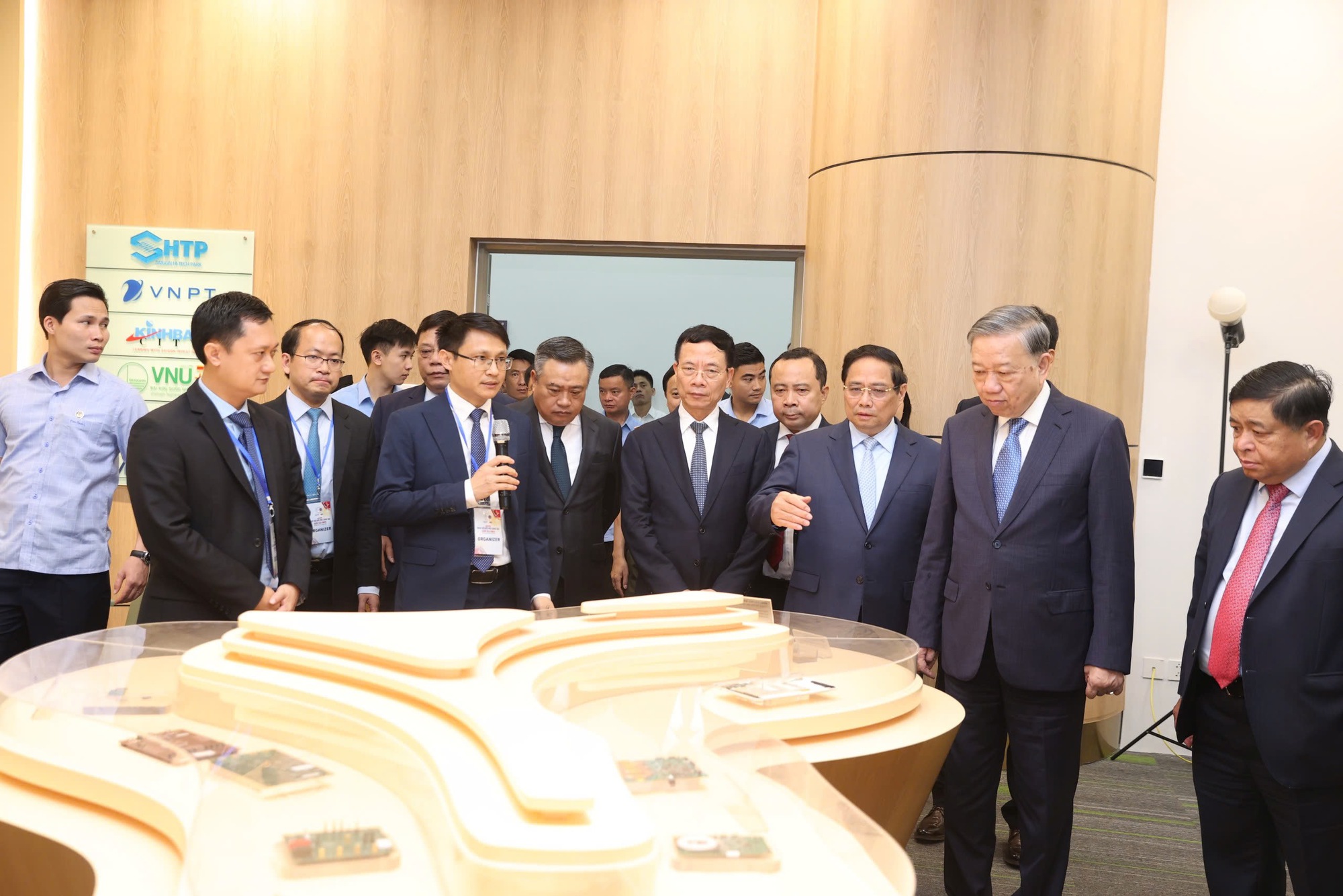 អគ្គលេខាធិកា To Lam អំពាវនាវឱ្យមានការបង្កើតថ្មីក្នុងការងារប្រចាំថ្ងៃ - រូបថត ២. Tổng Bí thư Tô Lâm kêu gọi đổi mới sáng tạo trong công việc hàng ngày- Ảnh 2.