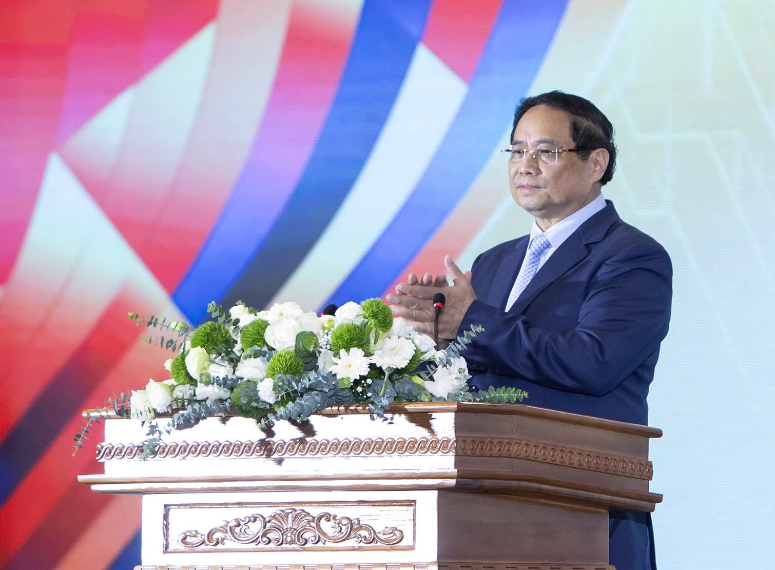 អគ្គលេខាធិកា To Lam អំពាវនាវឱ្យមានការបង្កើតថ្មីក្នុងការងារប្រចាំថ្ងៃ - រូបថត ៣. Tổng Bí thư Tô Lâm kêu gọi đổi mới sáng tạo trong công việc hàng ngày- Ảnh 3.