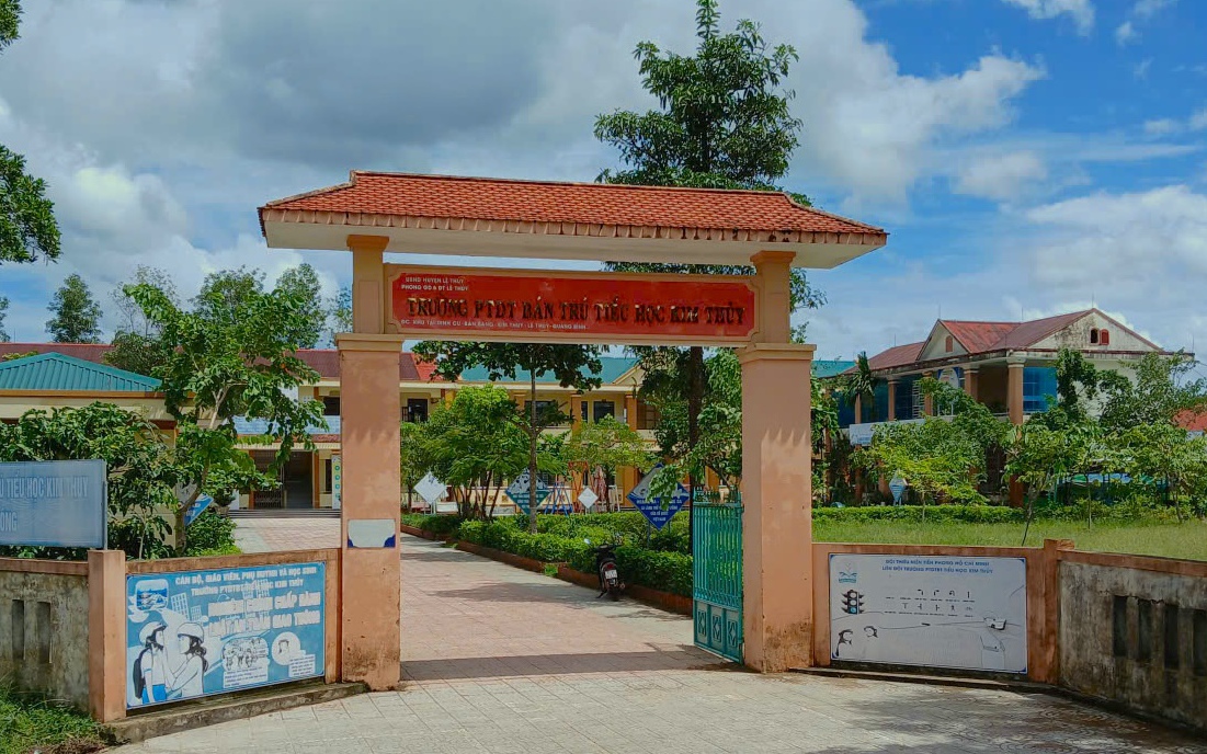 Giáo viên bị đồng nghiệp bóp cổ trong trường, trước mặt nhiều học sinh - Ảnh 2.