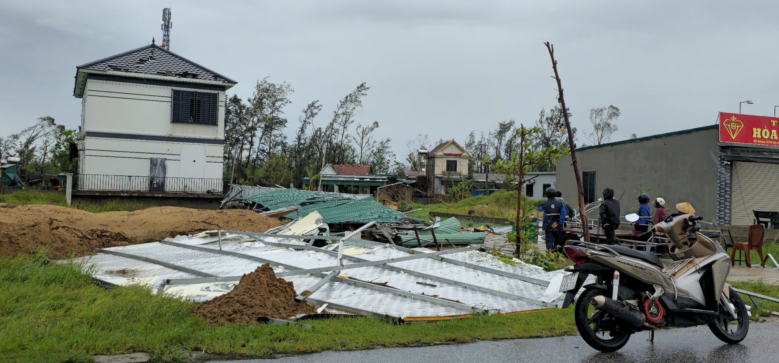 Thiệt hại lớn tại Hà Tĩnh do bão số 10 Bualoi: Hơn 6 . 000 Tỉ đồng - Ảnh 3. Thiệt hại lớn tại Hà Tĩnh do bão số 10 Bualoi: Hơn 6 . 000 Tỉ đồng - Ảnh 3.