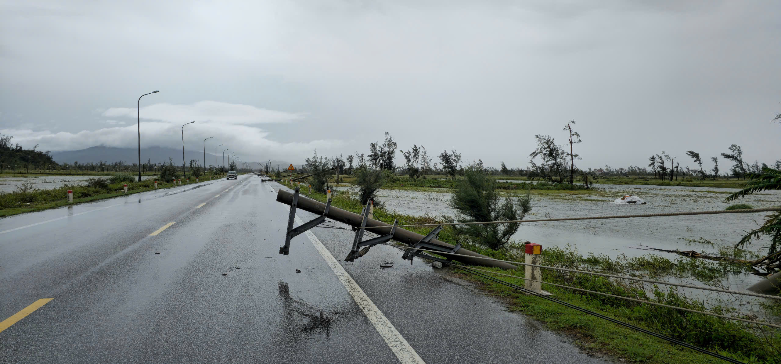 Thiệt hại lớn tại Hà Tĩnh do bão số 10 Bualoi: Hơn 6 . 000 Tỉ đồng - Ảnh 1. Thiệt hại lớn tại Hà Tĩnh do bão số 10 Bualoi: Hơn 6 . 000 Tỉ đồng - Ảnh 1.