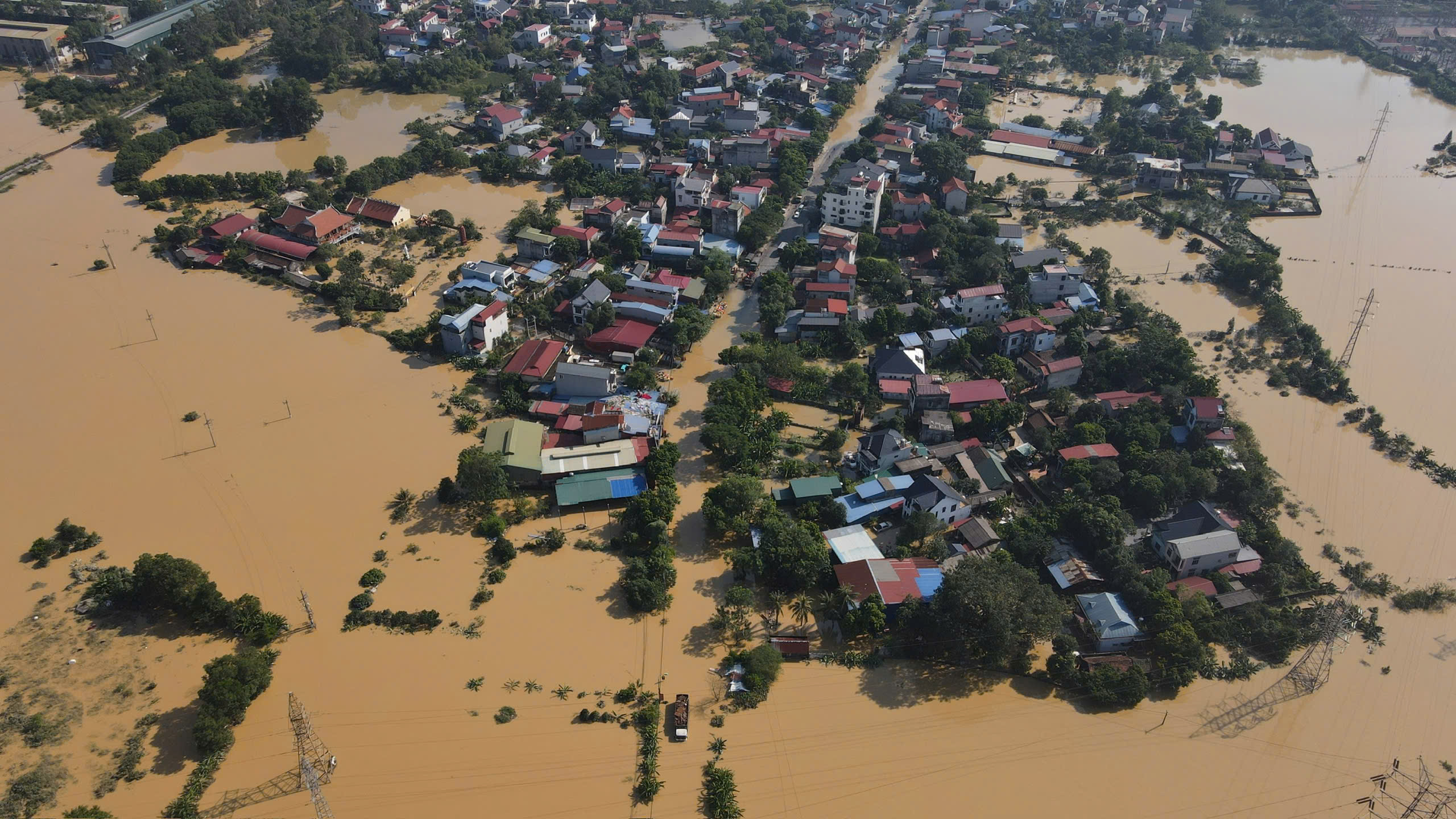 Công an cứu trợ vùng lũ sử dụng xe đặc chủng và drone hỗ trợ người dân an toàn - Ảnh 1.