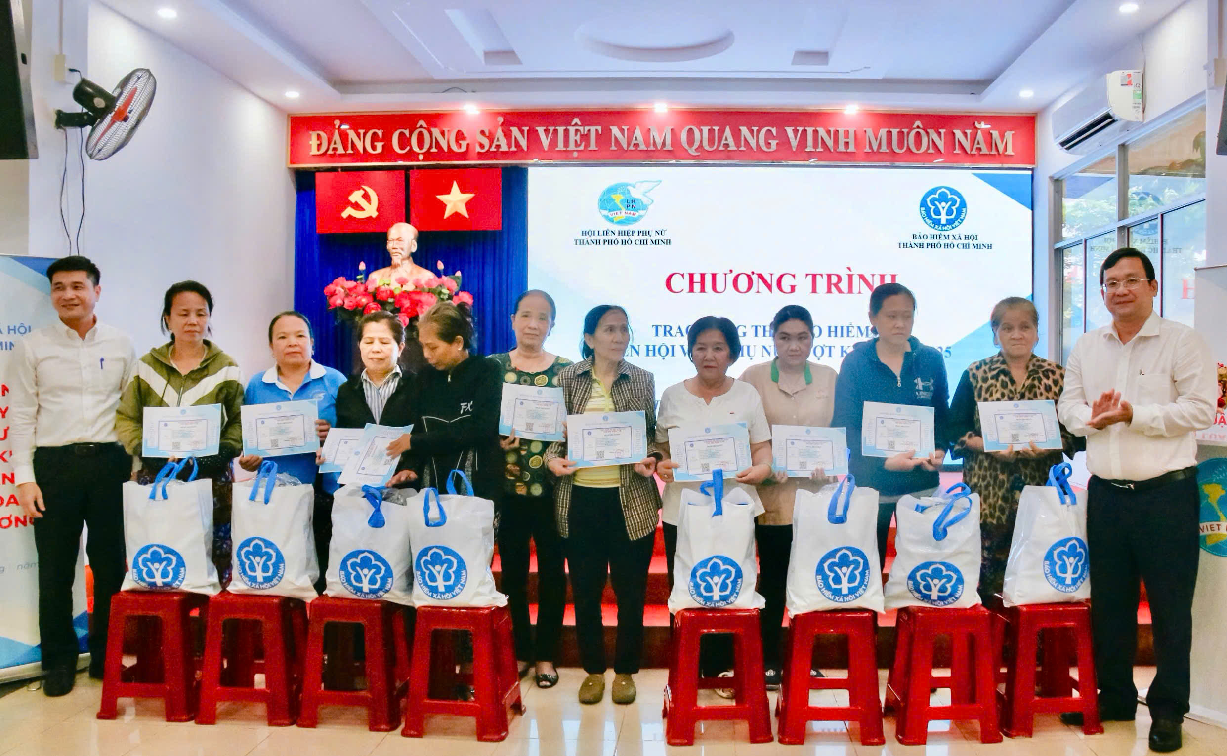 TP HCM: Trao 443 thẻ BHYT cho phụ nữ khó khăn, lan tỏa chính sách an sinh nhân văn - Ảnh 2.
