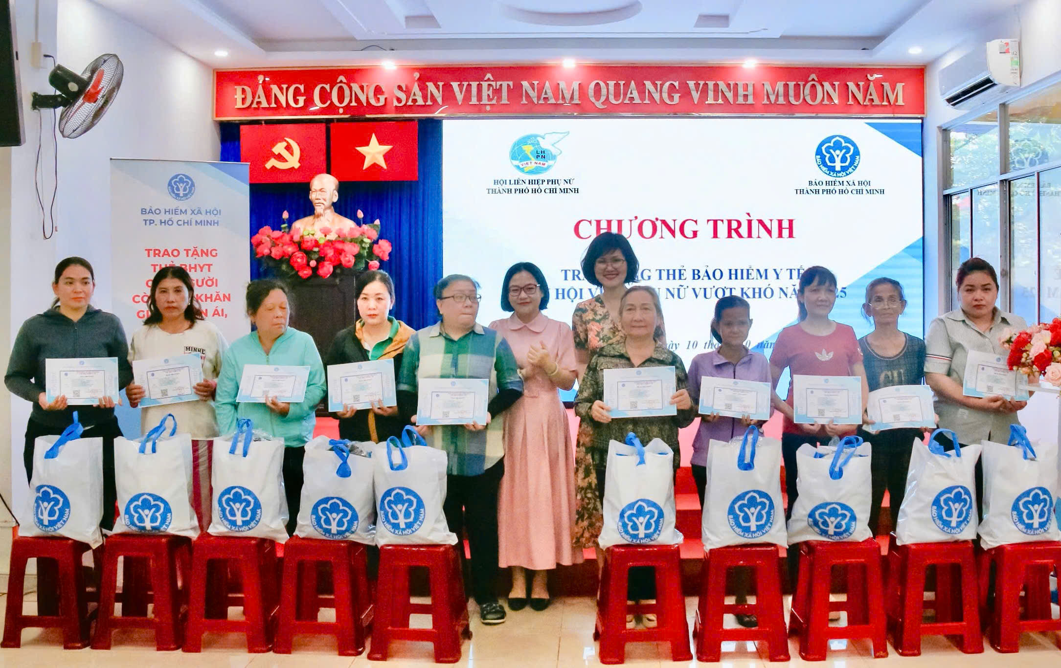 TP HCM: Trao 443 thẻ BHYT cho phụ nữ khó khăn, lan tỏa chính sách an sinh nhân văn - Ảnh 3.