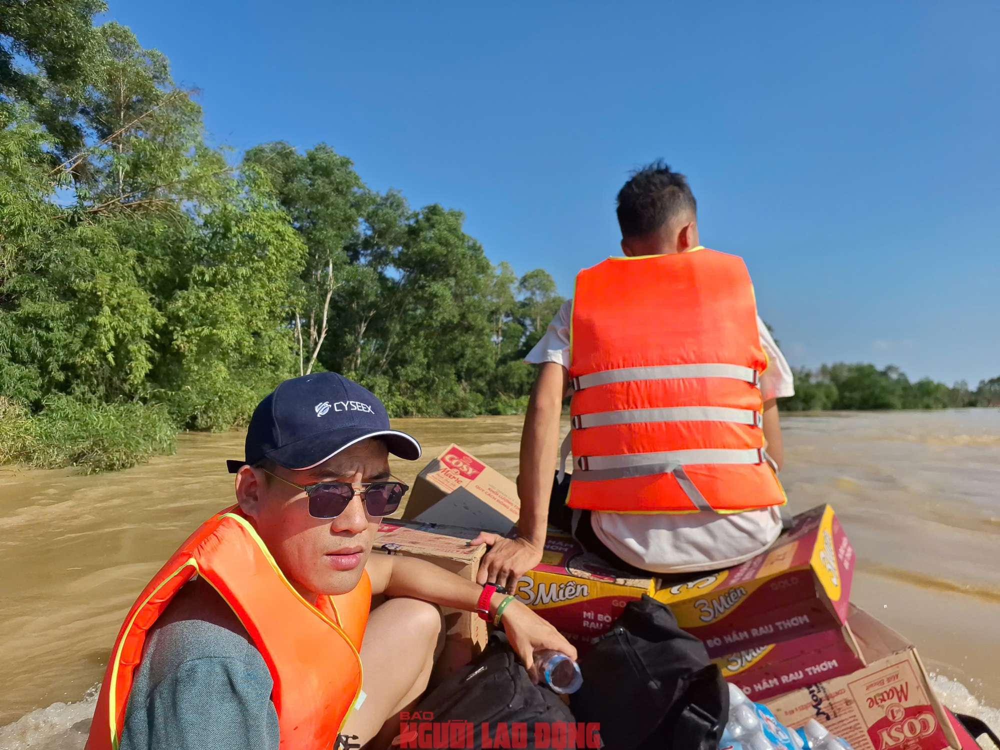 Vượt lũ dữ trên sông Thương, cứu trợ khẩn cấp bà con Bố Hạ Bắc Ninh - Ảnh 1. Vượt lũ dữ trên sông Thương, cứu trợ khẩn cấp bà con Bố Hạ Bắc Ninh - Ảnh 1.