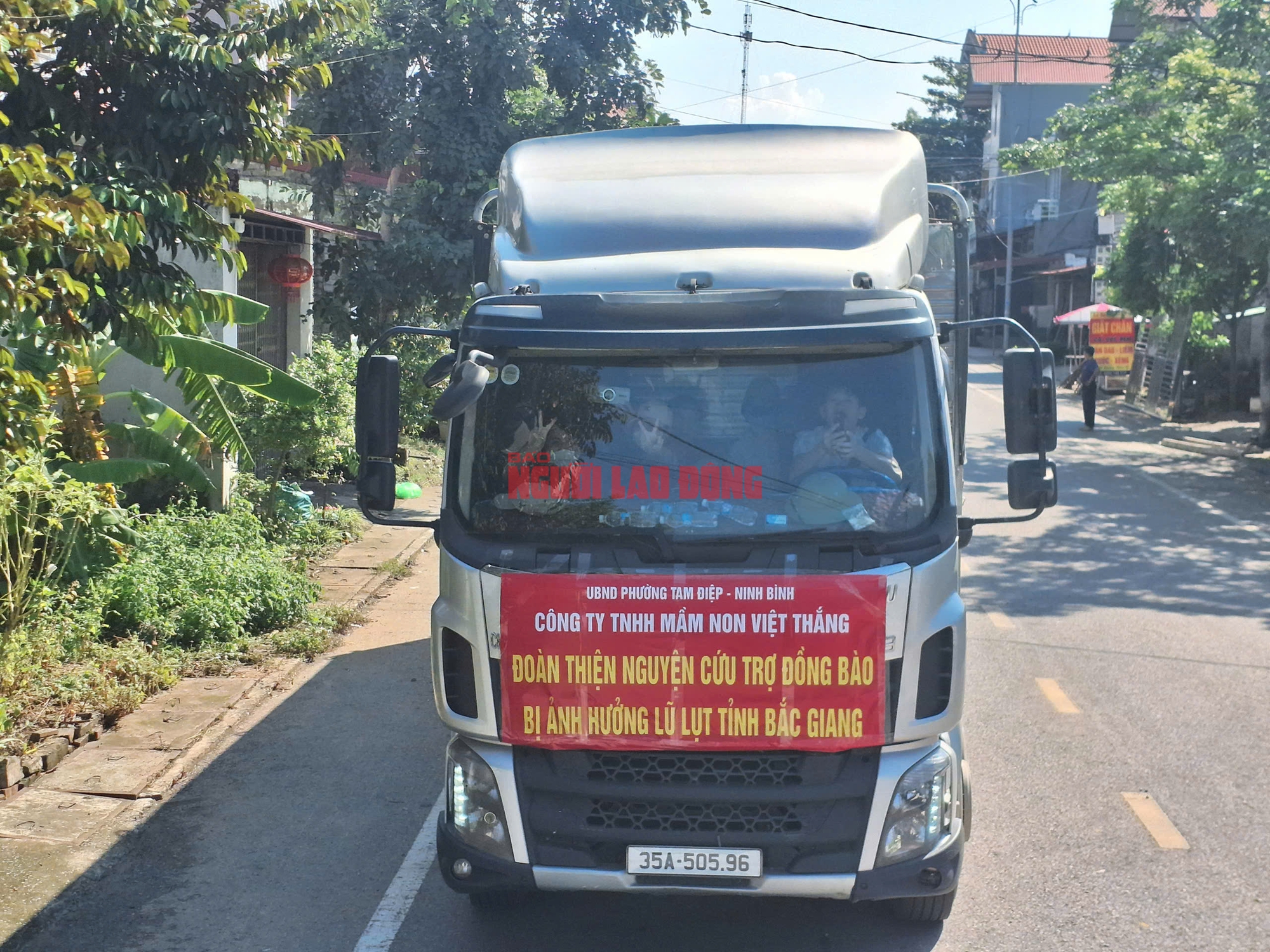 Vượt lũ dữ trên sông Thương, cứu trợ khẩn cấp bà con Bố Hạ Bắc Ninh - Ảnh 2. Vượt lũ dữ trên sông Thương, cứu trợ khẩn cấp bà con Bố Hạ Bắc Ninh - Ảnh 2.