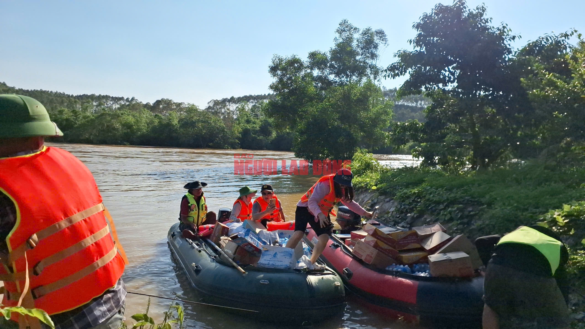 Vượt lũ dữ trên sông Thương, cứu trợ khẩn cấp bà con Bố Hạ Bắc Ninh - Ảnh 4. Vượt lũ dữ trên sông Thương, cứu trợ khẩn cấp bà con Bố Hạ Bắc Ninh - Ảnh 4.