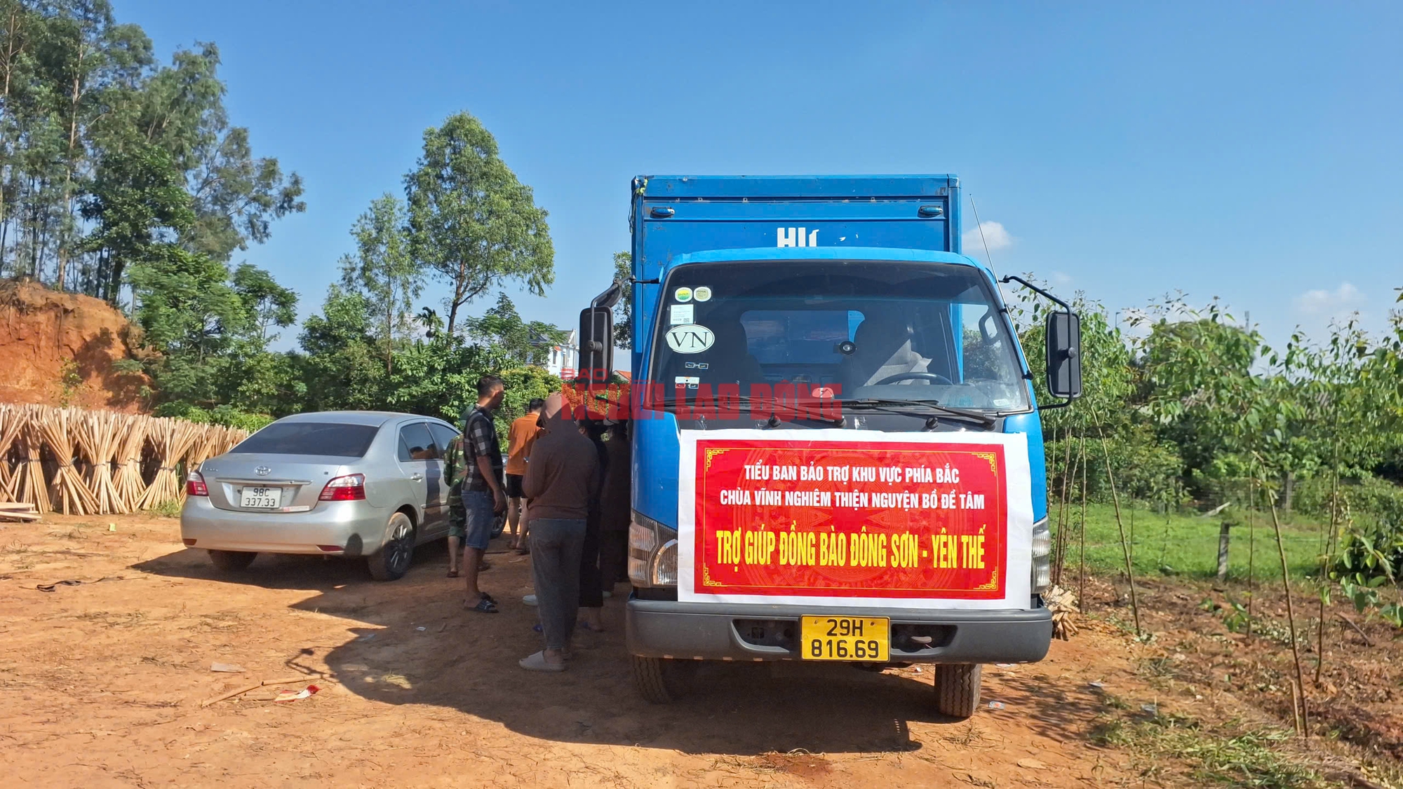 Vượt lũ dữ trên sông Thương, cứu trợ khẩn cấp bà con Bố Hạ Bắc Ninh - Ảnh 6. Vượt lũ dữ trên sông Thương, cứu trợ khẩn cấp bà con Bố Hạ Bắc Ninh - Ảnh 6.