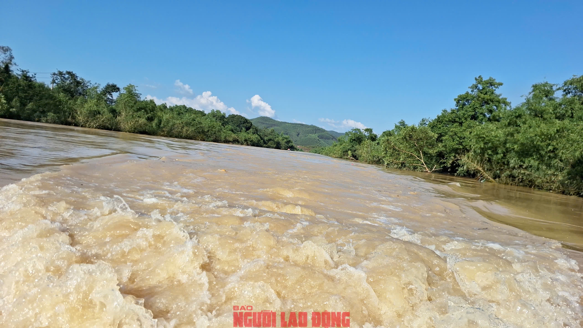 VIDEO: Vượt lũ dữ trên sông Thương, cứu trợ khẩn cấp bà con Bố Hạ (Bắc Ninh) - Ảnh 1.