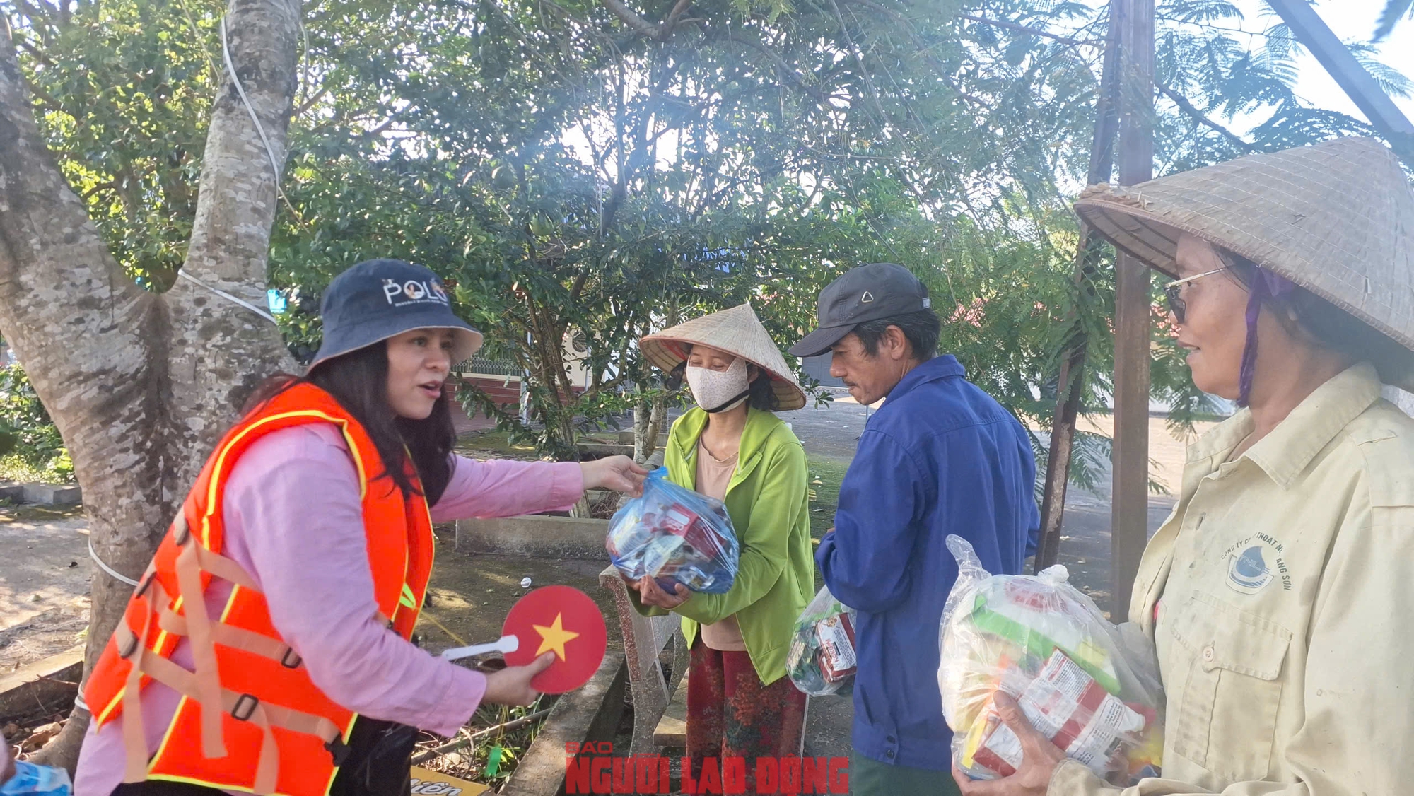 VIDEO: Vượt lũ dữ trên sông Thương, cứu trợ khẩn cấp bà con Bố Hạ (Bắc Ninh) - Ảnh 4.