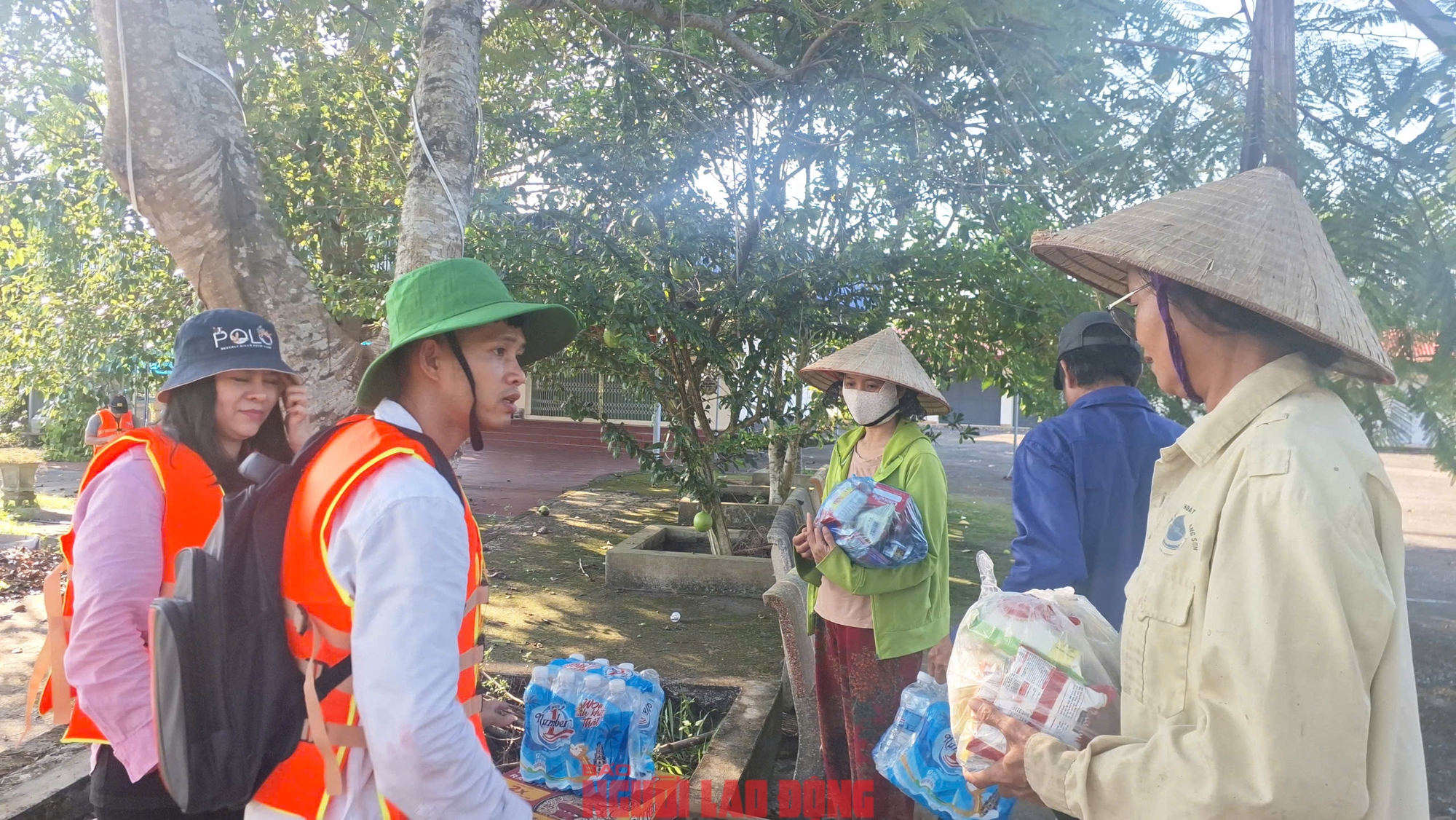 VIDEO: Vượt lũ dữ trên sông Thương, cứu trợ khẩn cấp bà con Bố Hạ (Bắc Ninh) - Ảnh 5.