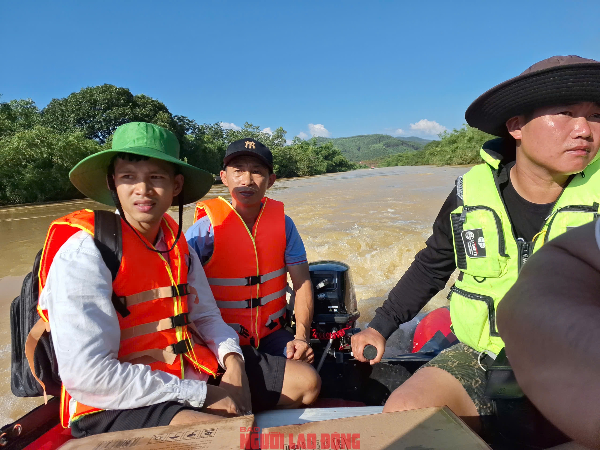 VIDEO: Vượt lũ dữ trên sông Thương, cứu trợ khẩn cấp bà con Bố Hạ (Bắc Ninh) - Ảnh 3.