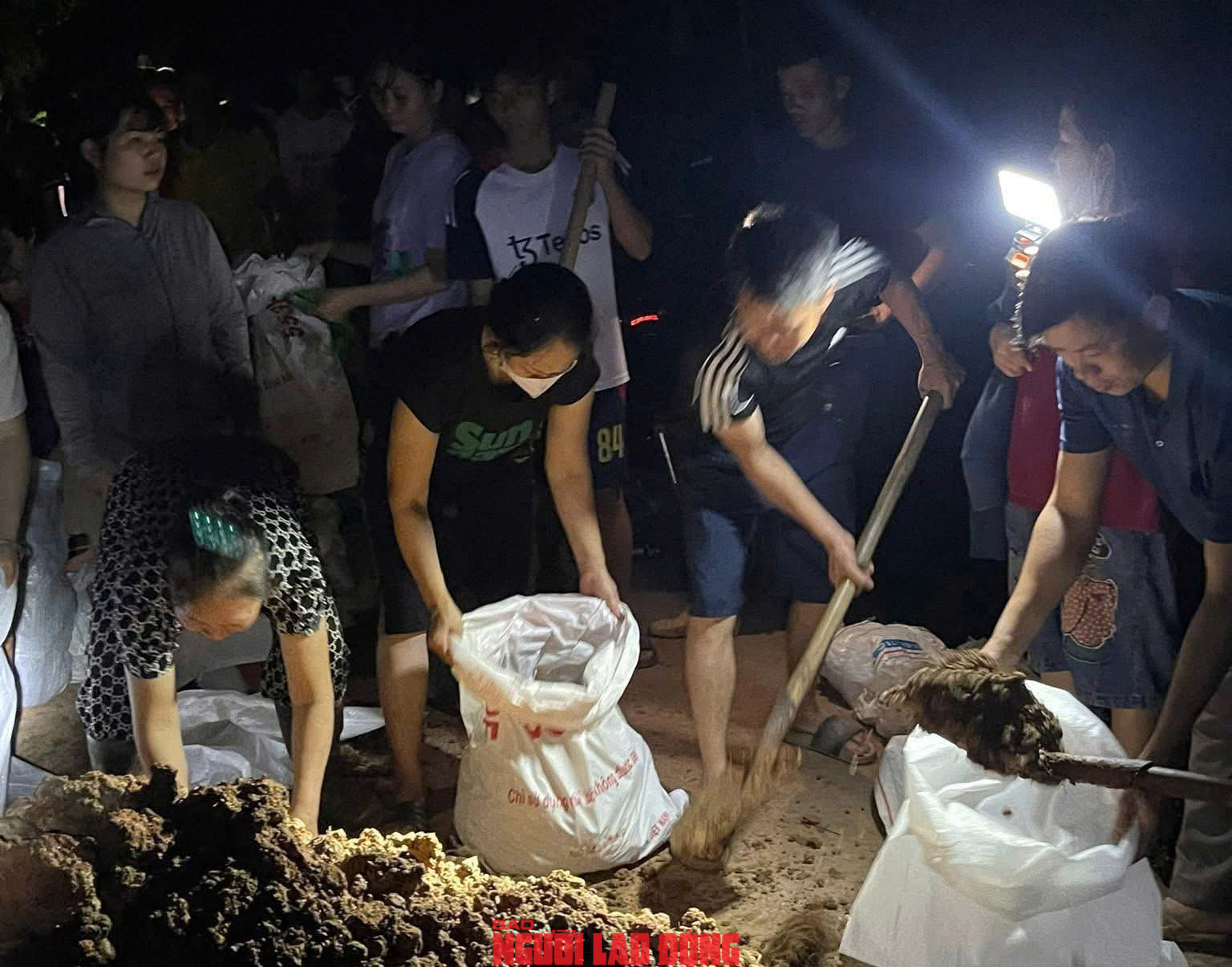 Xã Mỹ Thái xuyên đêm bảo vệ đê Chi Lễ trước nguy cơ lũ lớn - Ảnh 4. Xã Mỹ Thái xuyên đêm bảo vệ đê Chi Lễ trước nguy cơ lũ lớn - Ảnh 4.