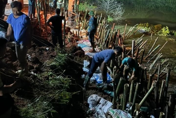 Xã Mỹ Thái xuyên đêm bảo vệ đê Chi Lễ trước nguy cơ lũ lớn - Ảnh 1. Xã Mỹ Thái xuyên đêm bảo vệ đê Chi Lễ trước nguy cơ lũ lớn - Ảnh 1.