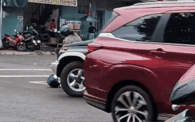 Tài xế xe 5 chỗ nói gì về vụ tông xe máy chở trẻ nhỏ gây Phẫn nộ? - Ảnh 1.