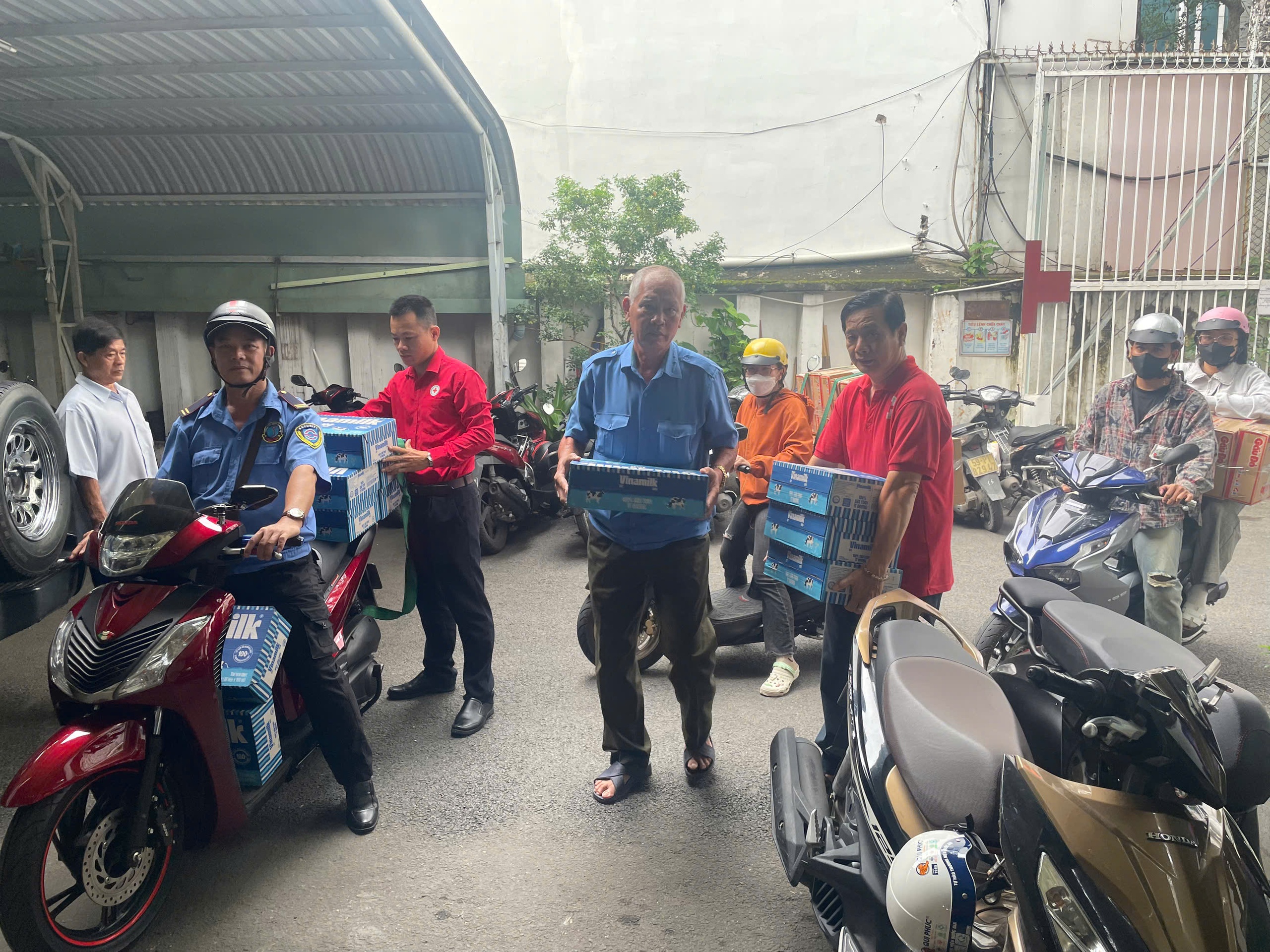 Người dân TP HCM chung tay hỗ trợ đồng bào bị ảnh hưởng bão lũ miền Trung - Ảnh 13. Người dân TP HCM chung tay hỗ trợ đồng bào bị ảnh hưởng bão lũ miền Trung - Ảnh 13.