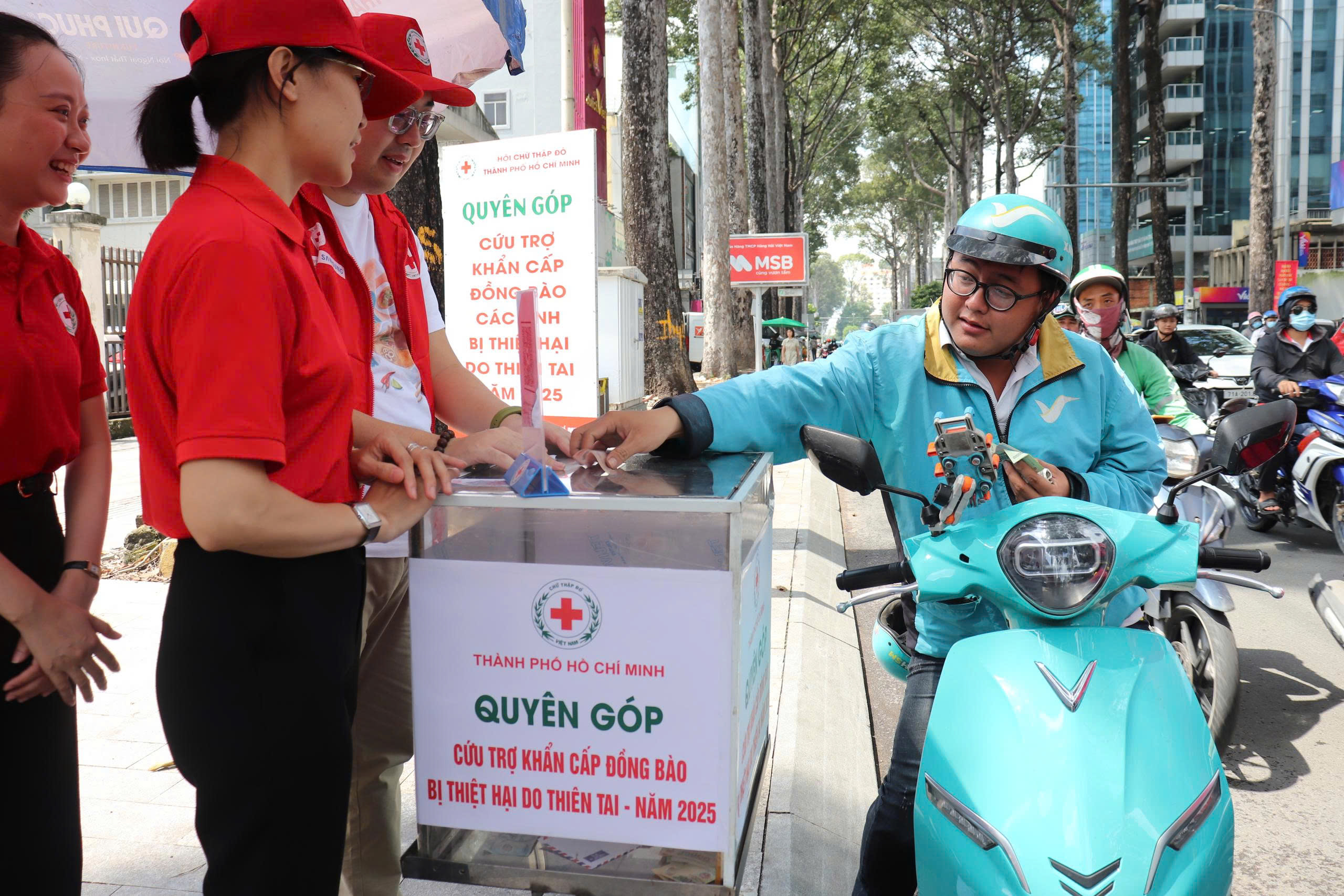 Người dân TP HCM chung tay hỗ trợ đồng bào bị ảnh hưởng bão lũ miền Trung - Ảnh 1. Người dân TP HCM chung tay hỗ trợ đồng bào bị ảnh hưởng bão lũ miền Trung - Ảnh 1.