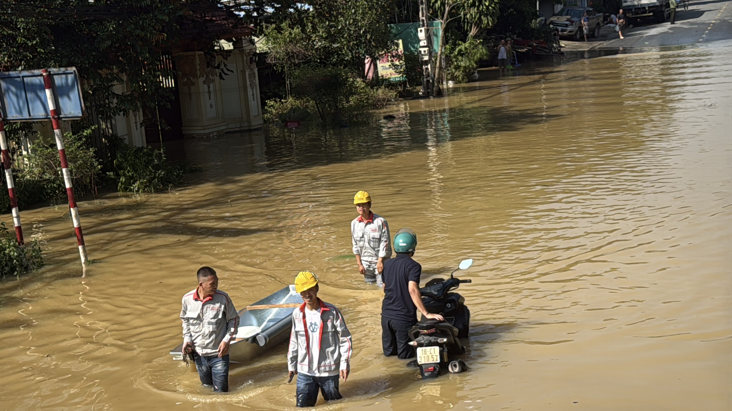 Công an cứu trợ vùng lũ sử dụng xe đặc chủng và drone hỗ trợ người dân an toàn - Ảnh 2.