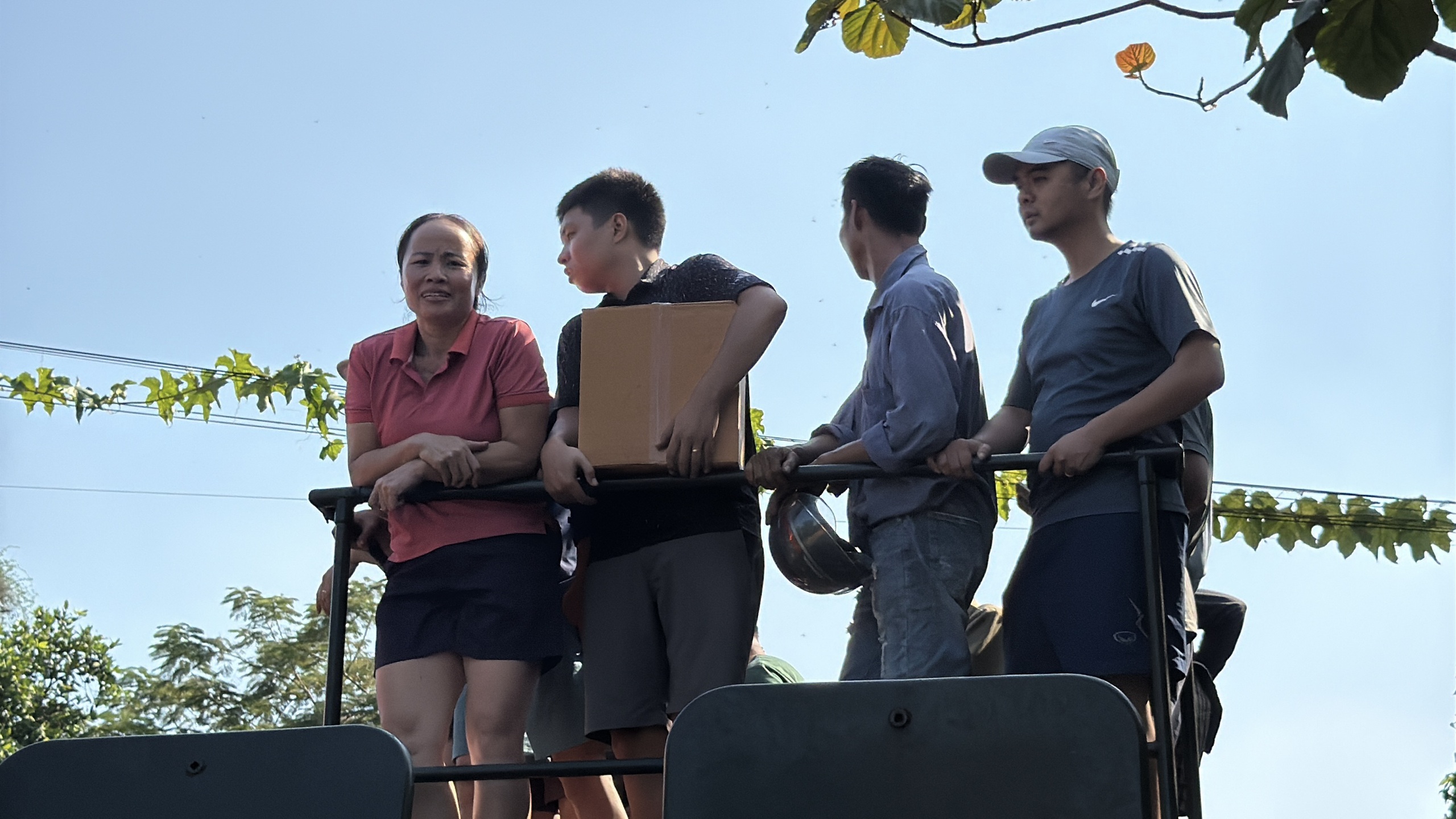 Công an cứu trợ vùng lũ sử dụng xe đặc chủng và drone hỗ trợ người dân an toàn - Ảnh 5.
