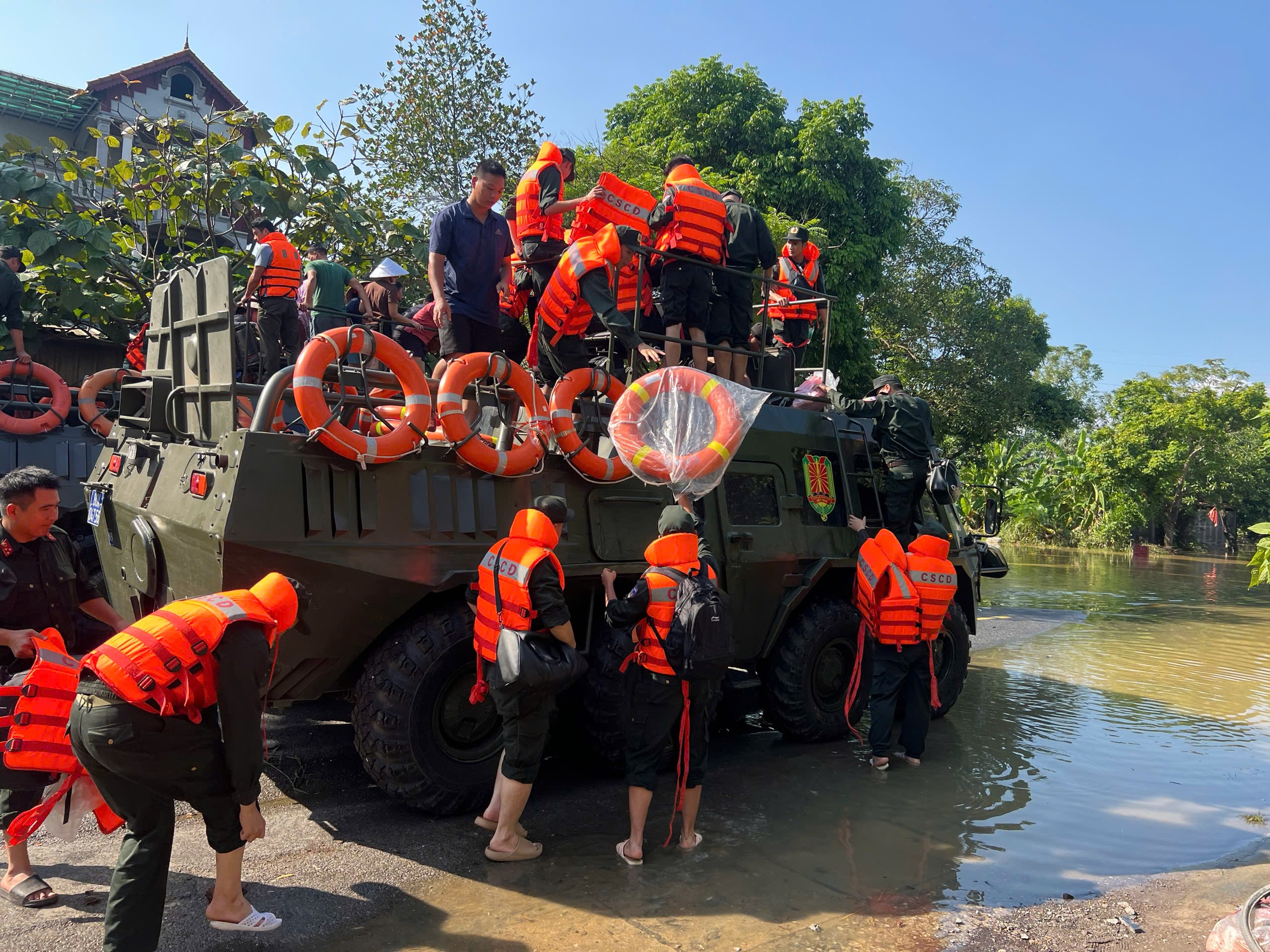 Công an cứu trợ vùng lũ sử dụng xe đặc chủng và drone hỗ trợ người dân an toàn - Ảnh 3.